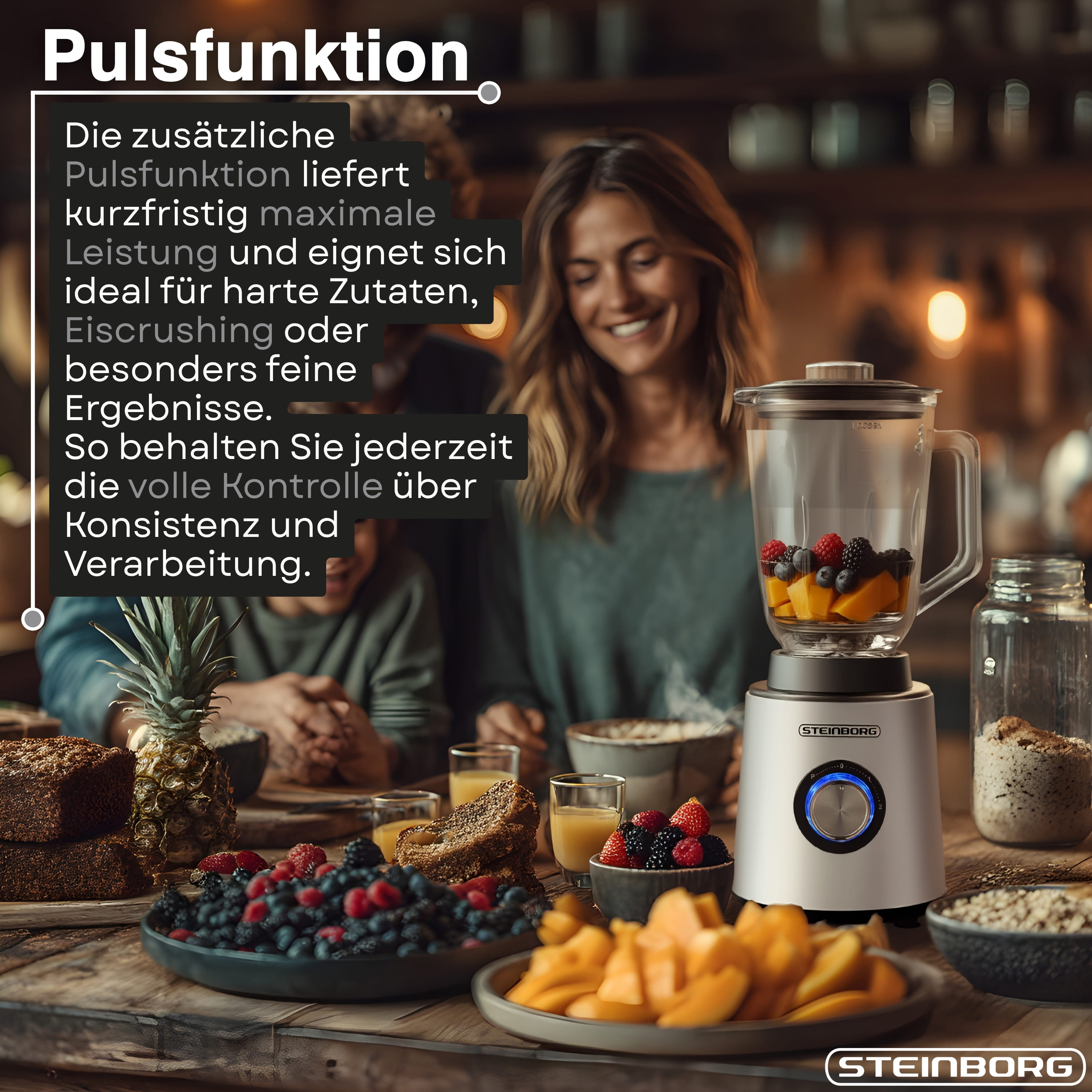 Ein silberner Steinborg-Mixer mit Obst und Brot auf einem Holztisch.
