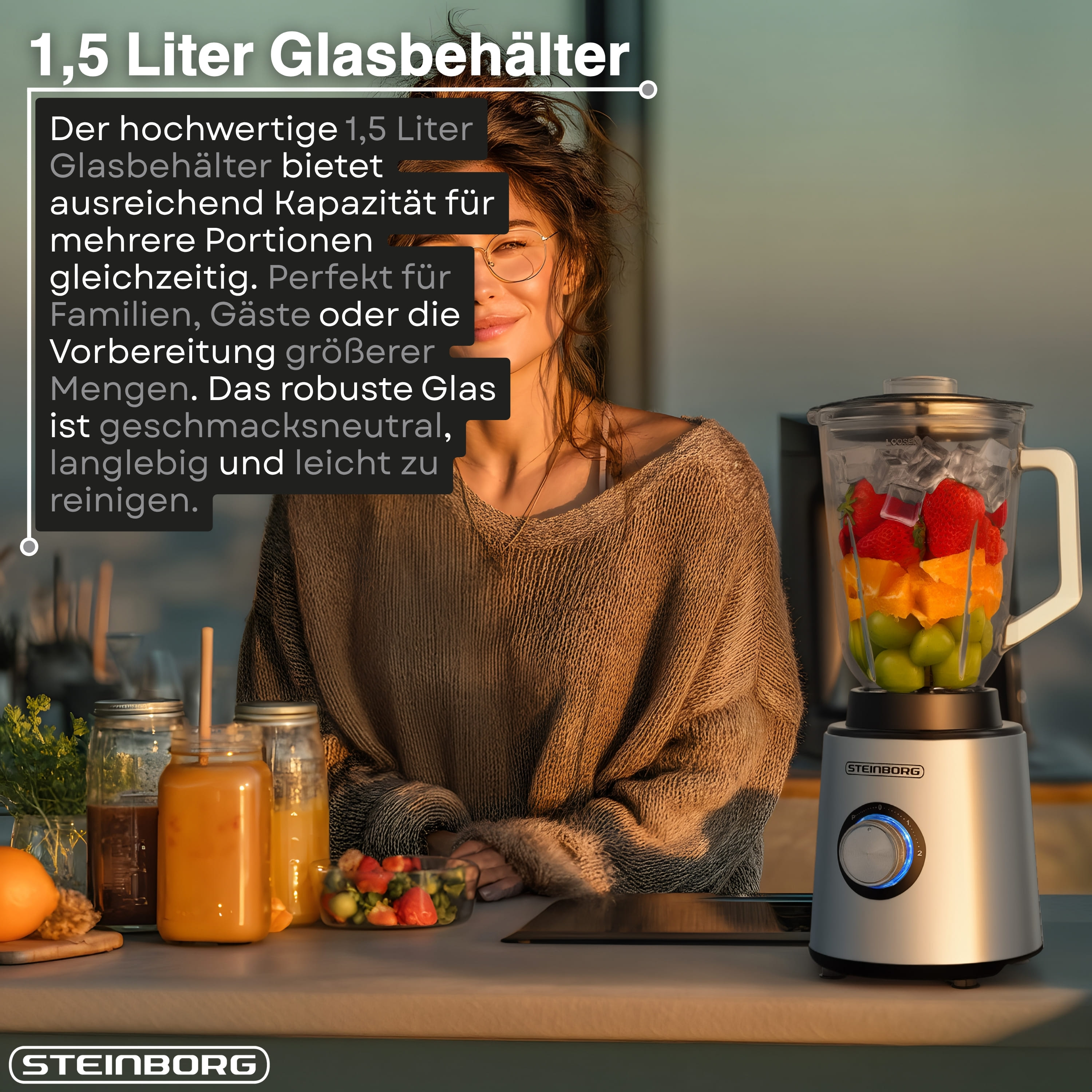 Ein Steinborg Standmixer mit Obst und Eiswürfeln im Glasbehälter.
