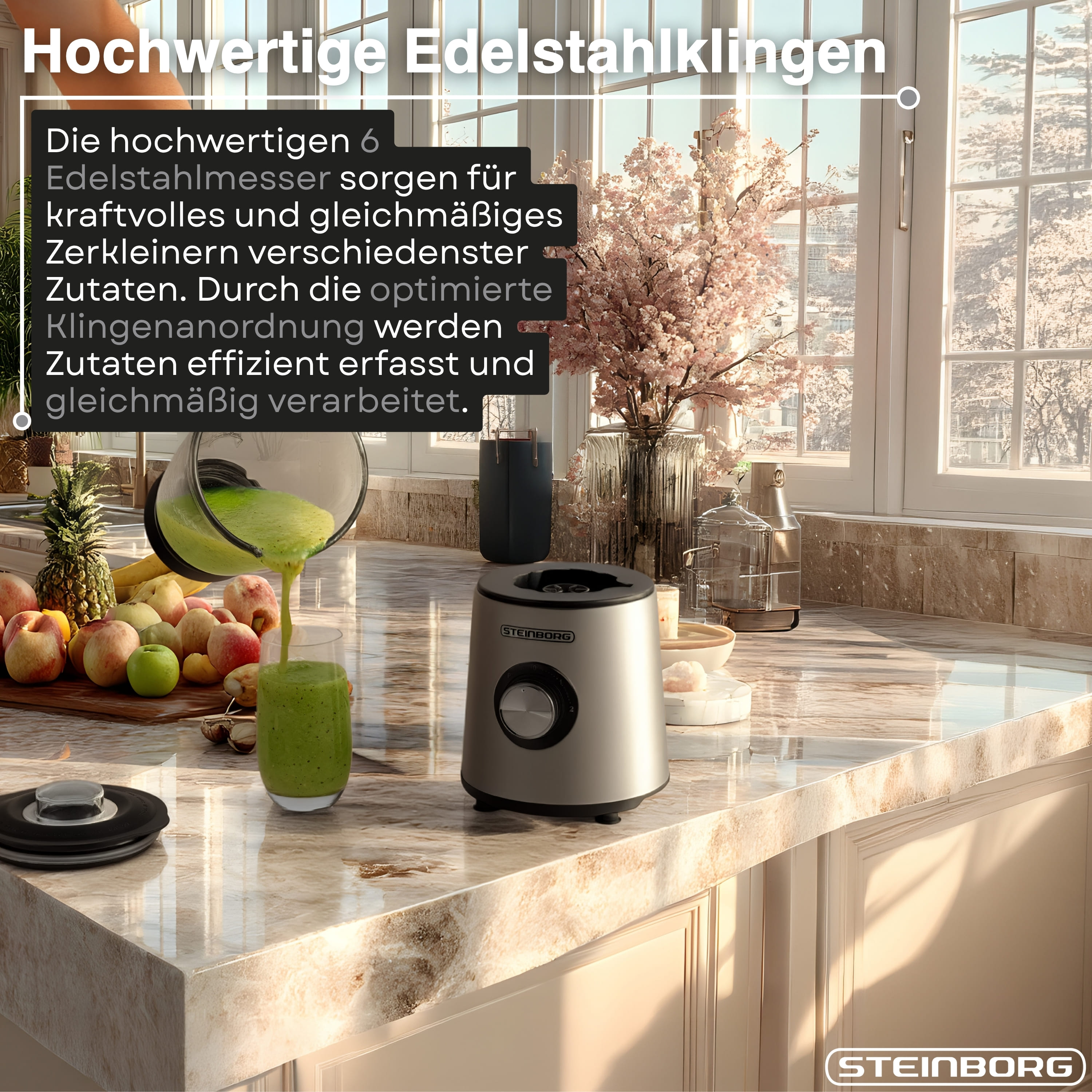 Ein silberner Standmixer mixt grünen Smoothie. Obst liegt daneben.