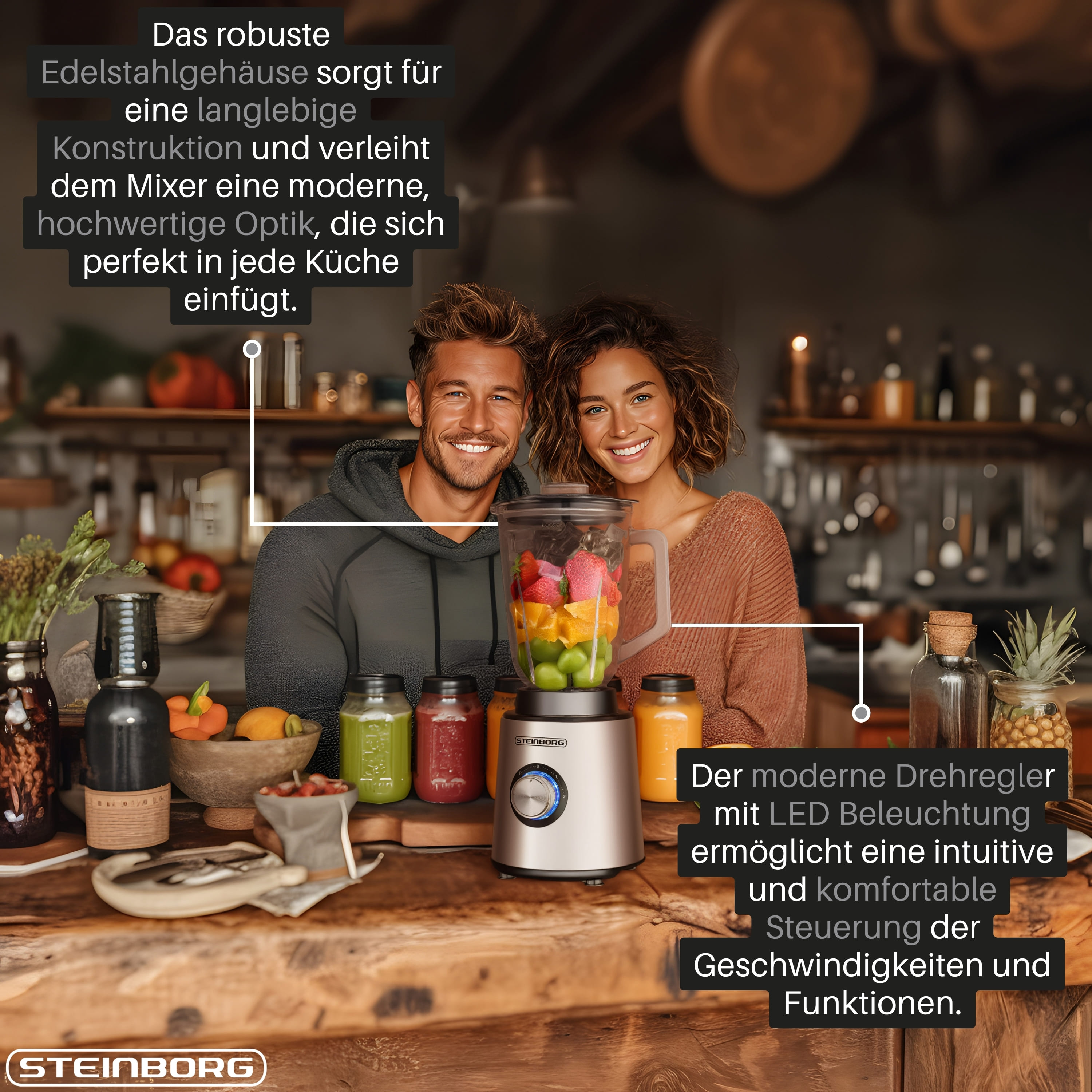 Ein Paar posiert vor einem Mixer mit Früchten, daneben stehen Saftflaschen.
