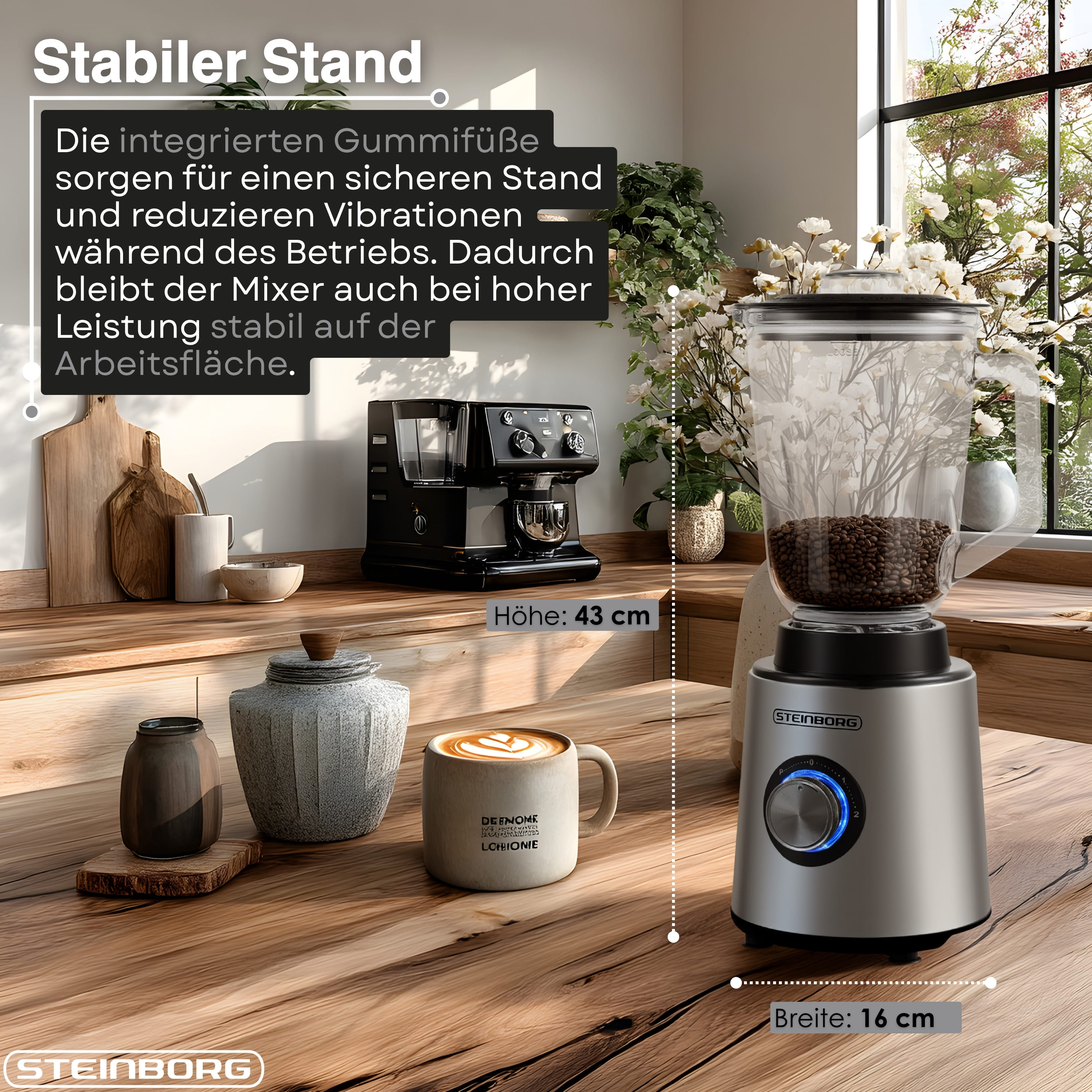Ein silberner Standmixer mit Kaffeebohnen im Glasbehälter steht auf einem Holztisch.