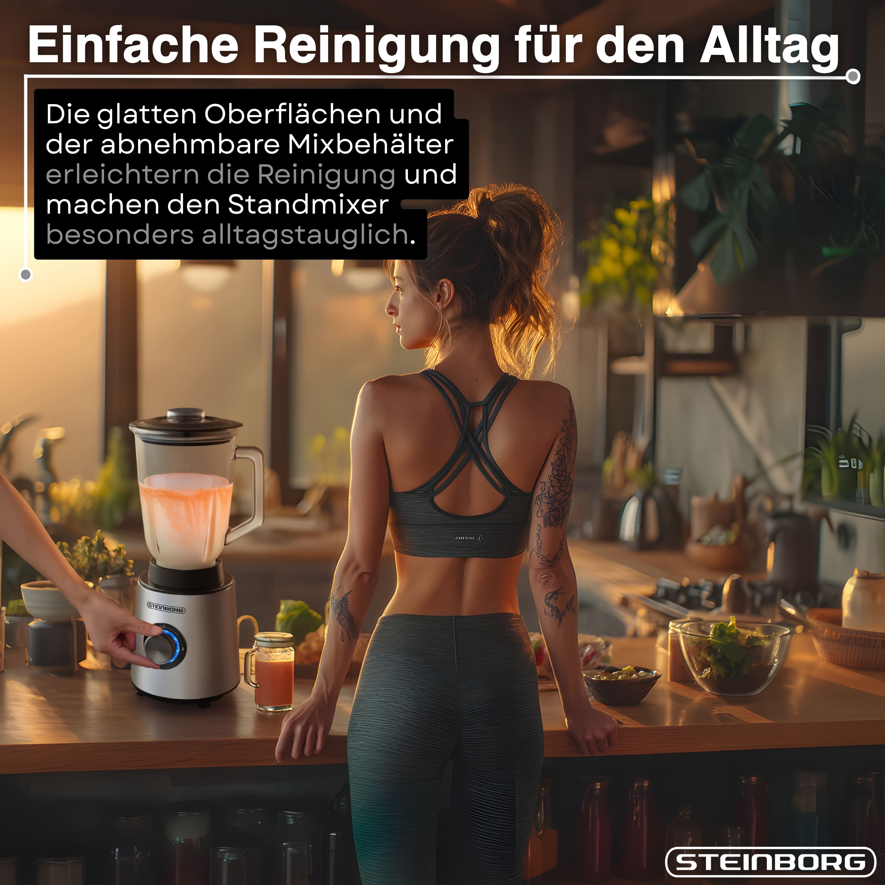 Frau mit Zopf im Sport-BH und Leggings dreht am Knopf eines Standmixers.