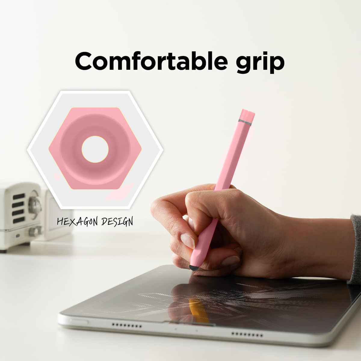 Eine Hand hält einen rosafarbenen Stift und schreibt auf einem Tablet. Text: Bequemer Griff.