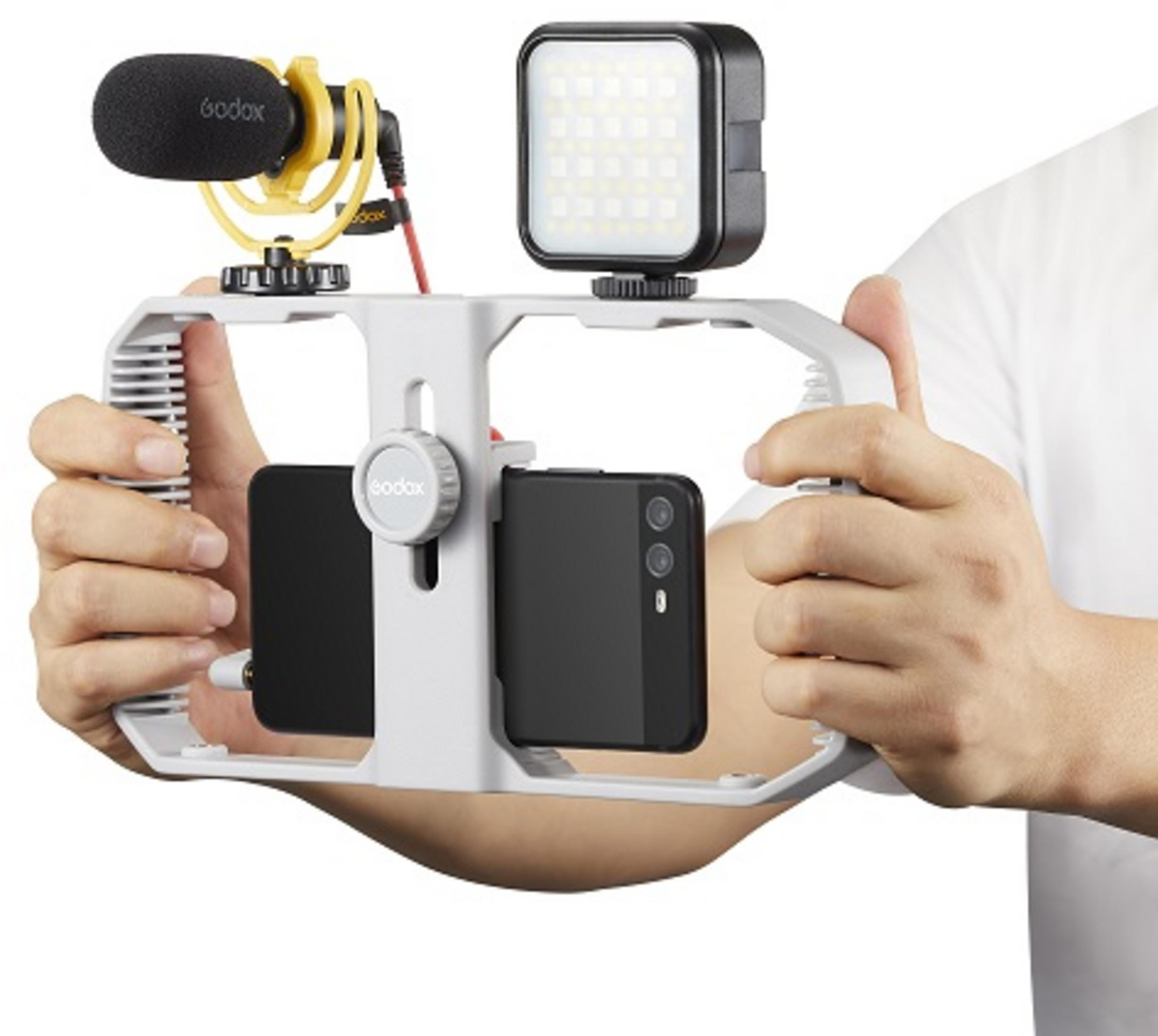 Poignée grise avec microphone et lumière LED pour smartphones.