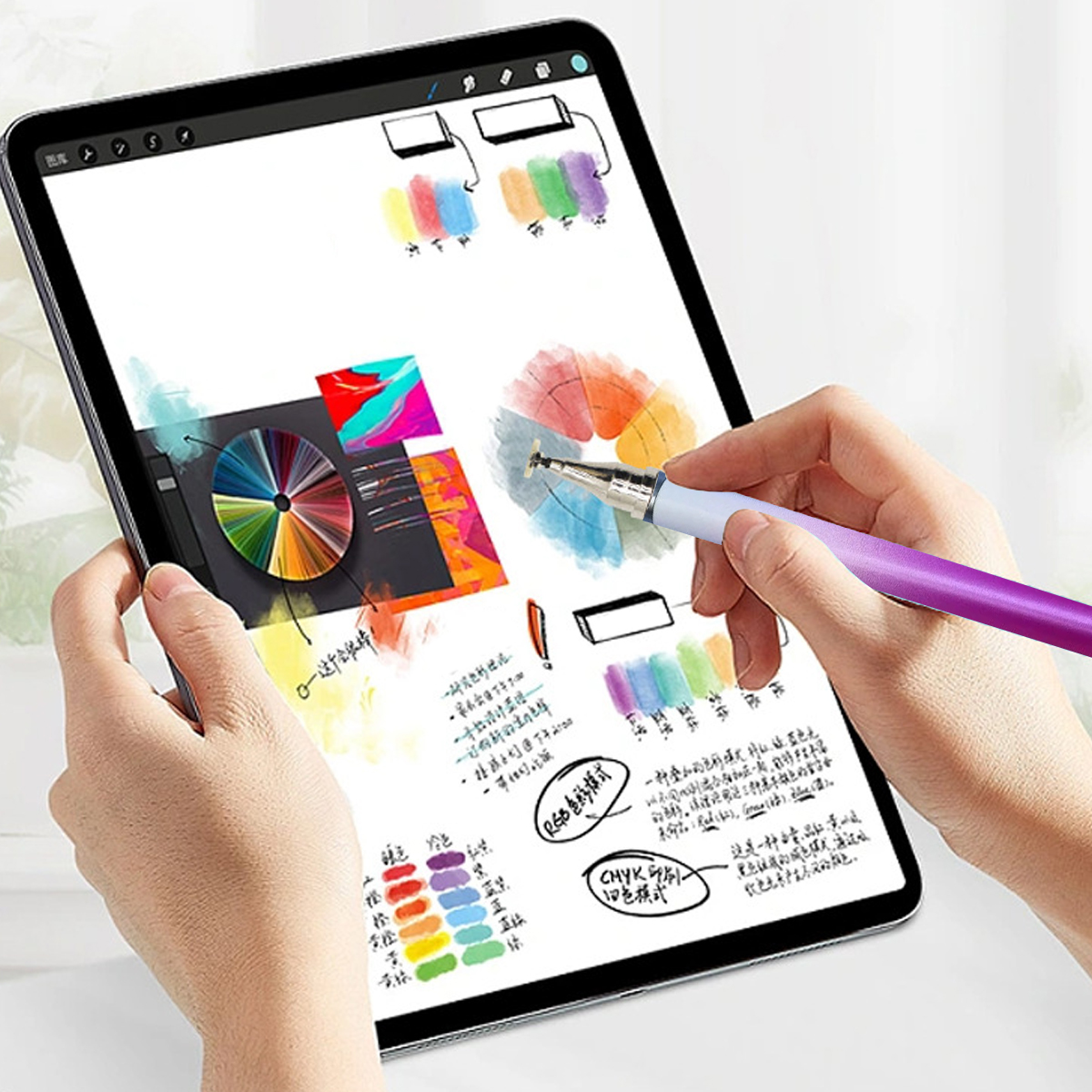 Eine Hand hält einen lila Stift über ein Tablet mit Farbdiagrammen und Notizen.