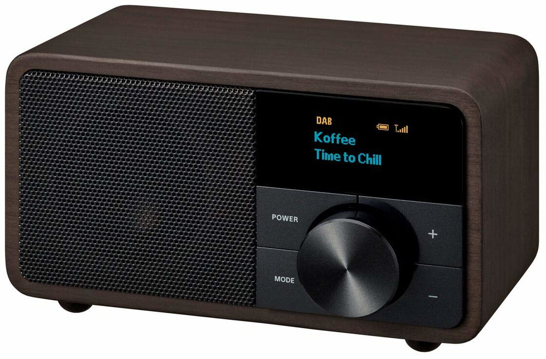 Een donkerhouten radio met zwart luidsprekerrooster en digitaal display.
