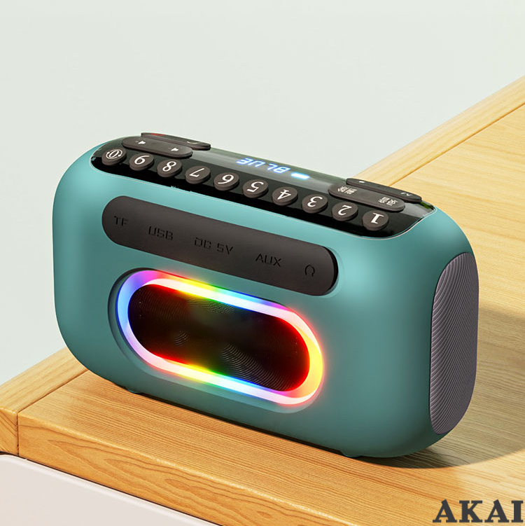 Un altoparlante Bluetooth color verde acqua con LED arcobaleno e pulsanti.