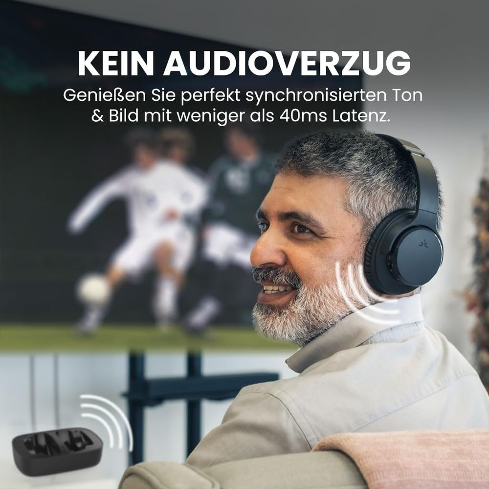 Mann mit Kopfhörern schaut Fußball auf dem Fernseher.