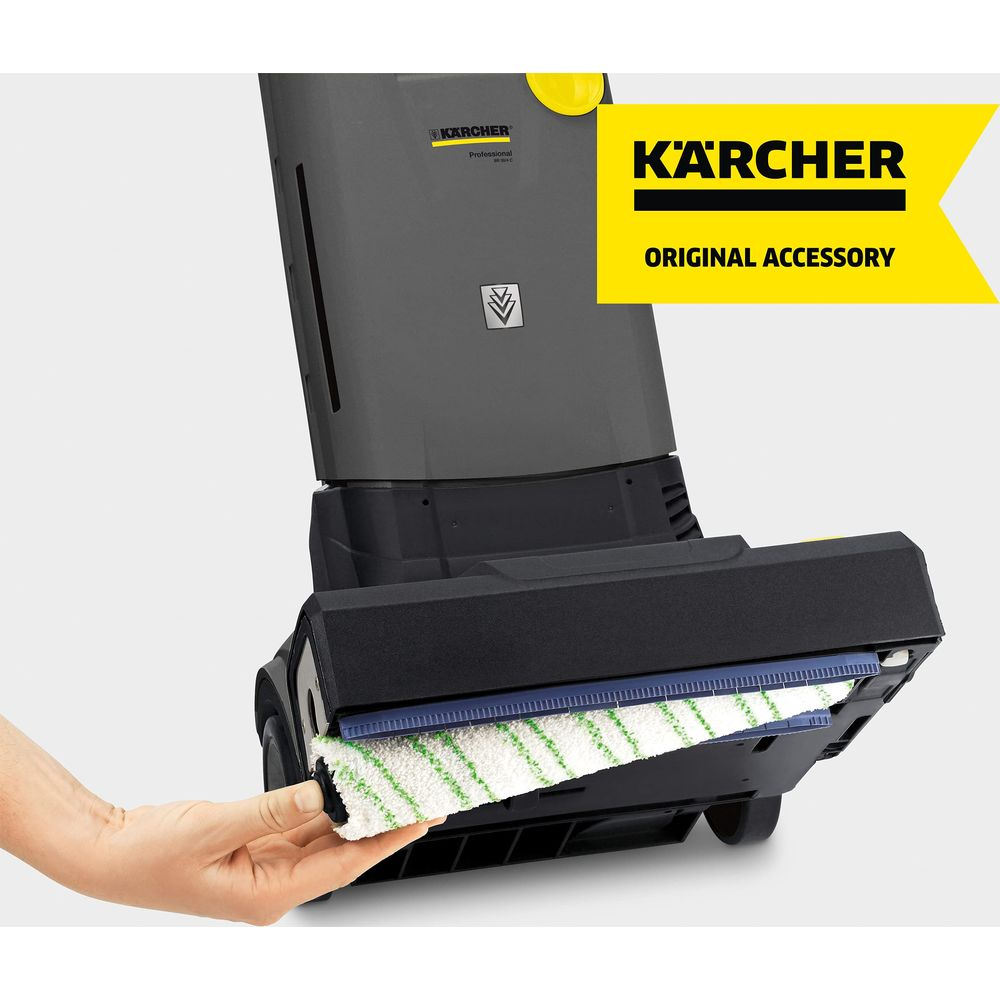 Grauer Kärcher Reiniger mit gelbem Logo und einem hellen Aufsatz, der von einer Hand gehalten wird.