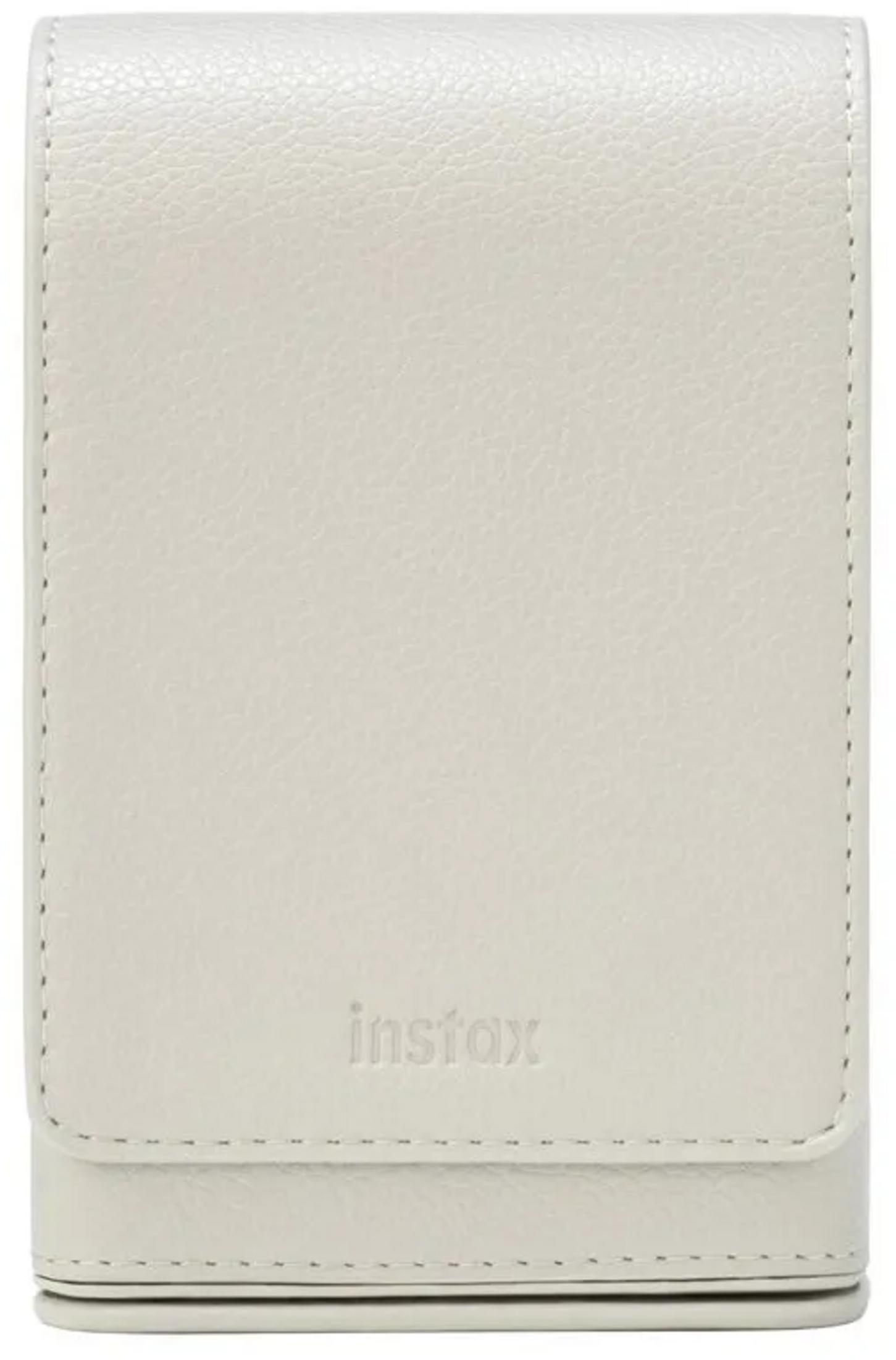 Eine weiße Ledertasche mit dem Logo 'instax' in geprägter Schrift.
