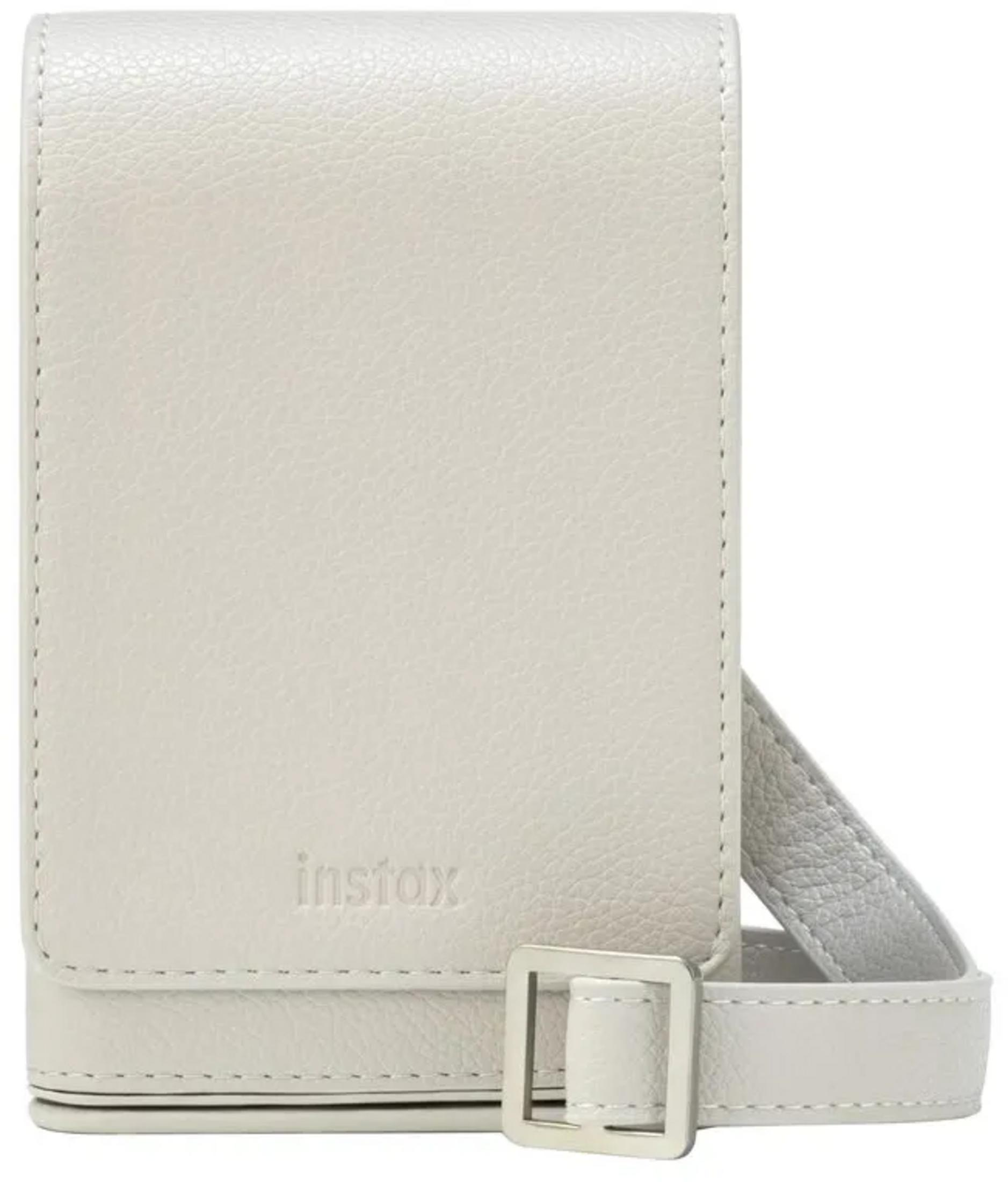 Eine weiße Instax-Kameratasche aus Leder mit einem verstellbaren Riemen und Metallschnalle.