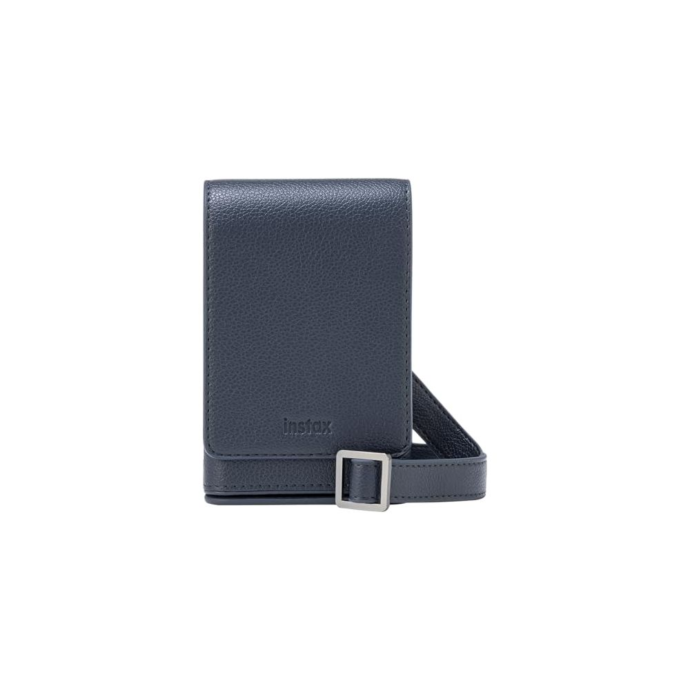 Dunkelblaue Kameratasche aus Leder mit Gurt und Metallschnalle.