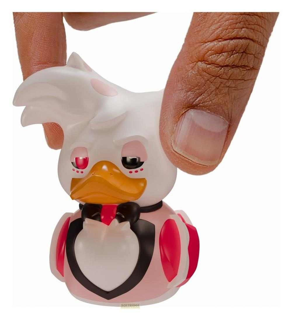 Finger einer Person halten eine weiße Entenspielzeug mit rosa Akzenten und roten Augen.