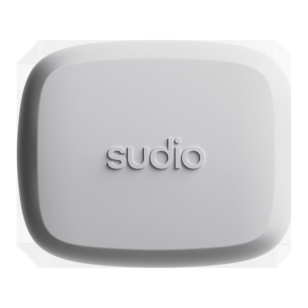Un étui de chargement Sudio blanc aux coins arrondis avec le logo.