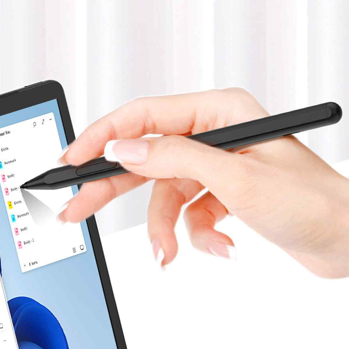 Eine Hand hält einen schwarzen Stift über einen Tablet-Bildschirm mit einer Dateiliste.