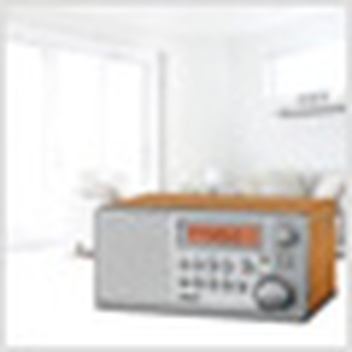 Ein Holzradio mit silberner Front und orangefarbenem Display.