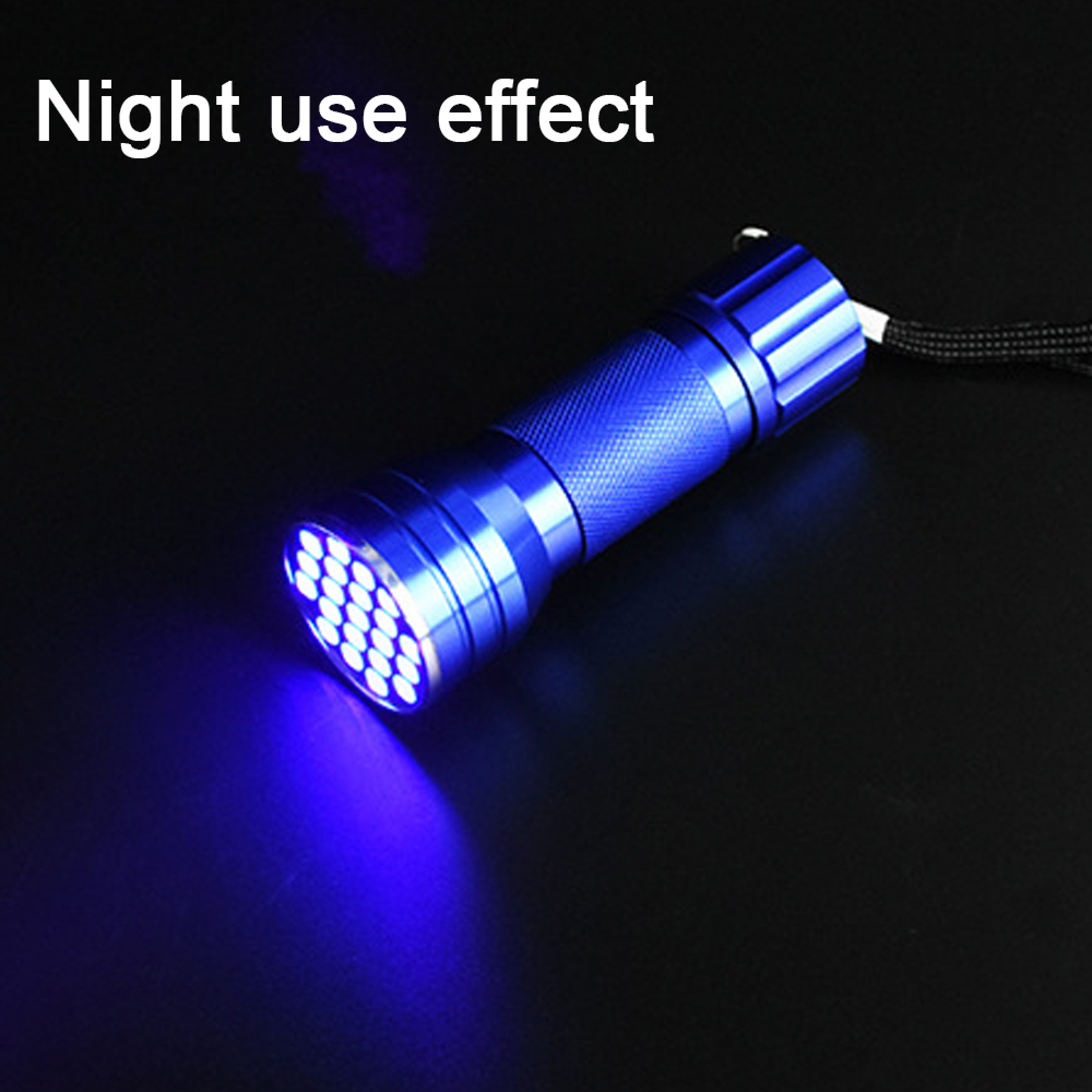 Eine blaue UV-Taschenlampe leuchtet auf schwarzem Hintergrund.