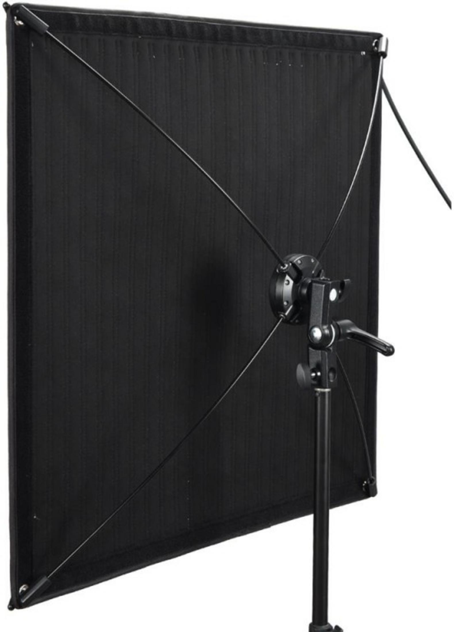 Schwarzer rechteckiger Diffusor mit Ständer und Stangen.