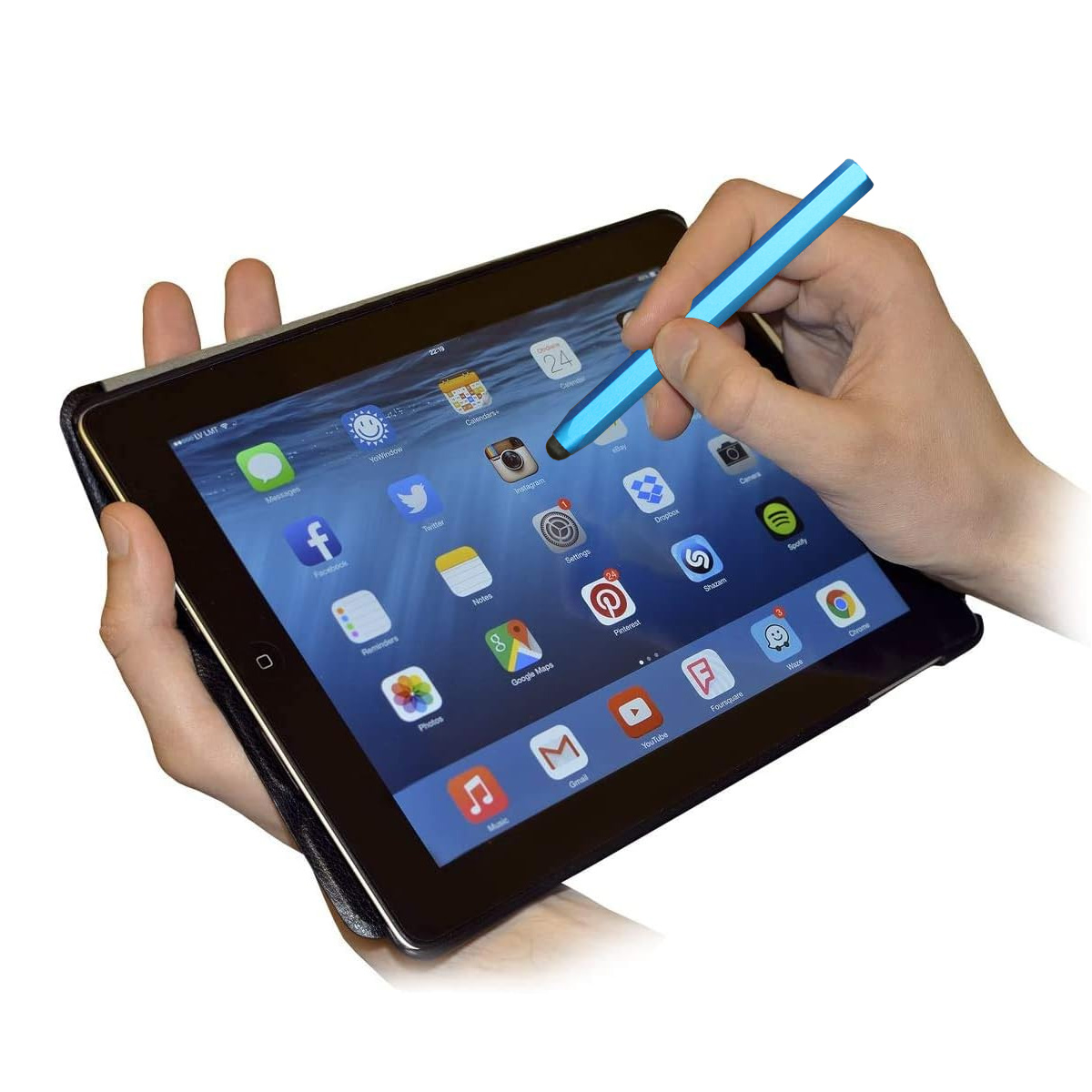 Eine Hand hält einen blauen Stift an ein Tablet mit App-Symbolen. Weißer Hintergrund.
