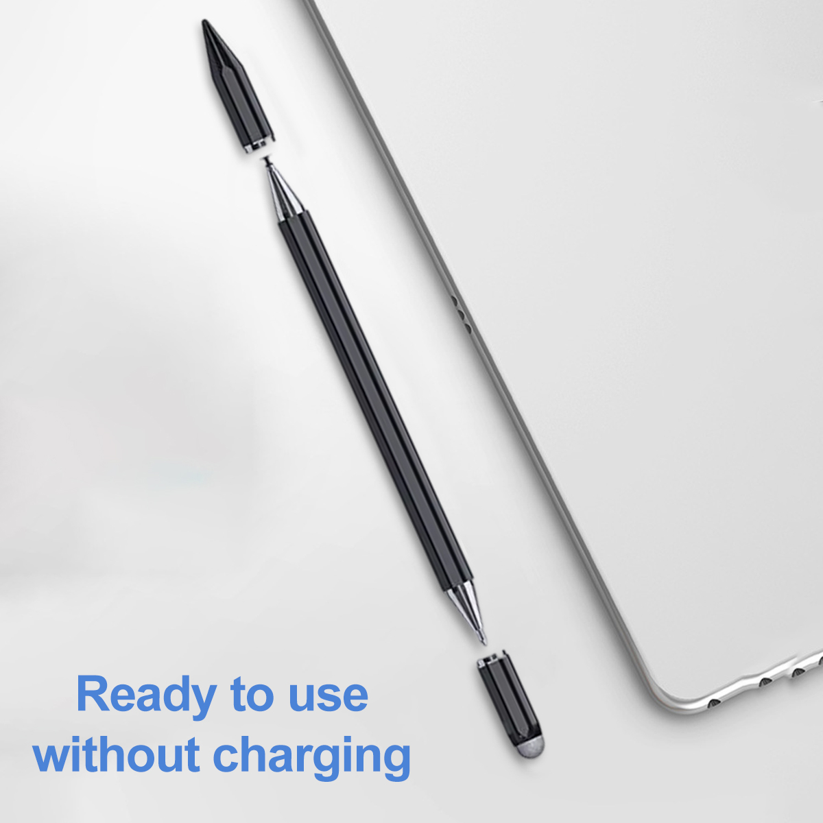 Ein schwarzer Stylus-Stift mit abgezogener Kappe liegt neben einem silbernen Tablet.
