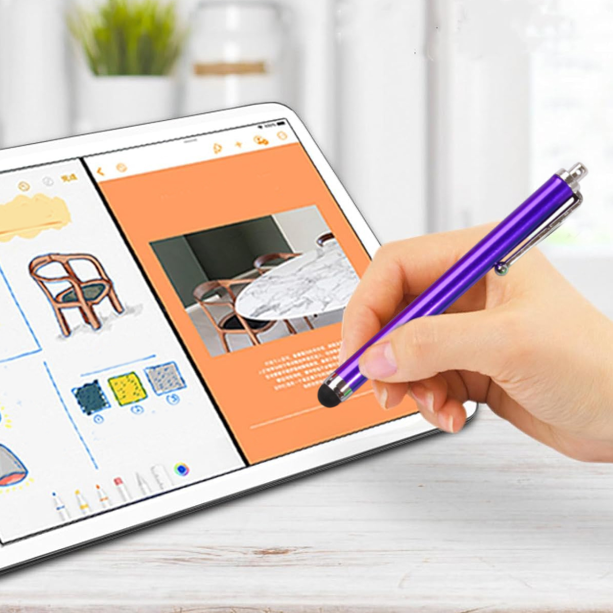 Eine Hand hält einen violetten Stift über einem Tablet, das Skizzen und Bilder zeigt.