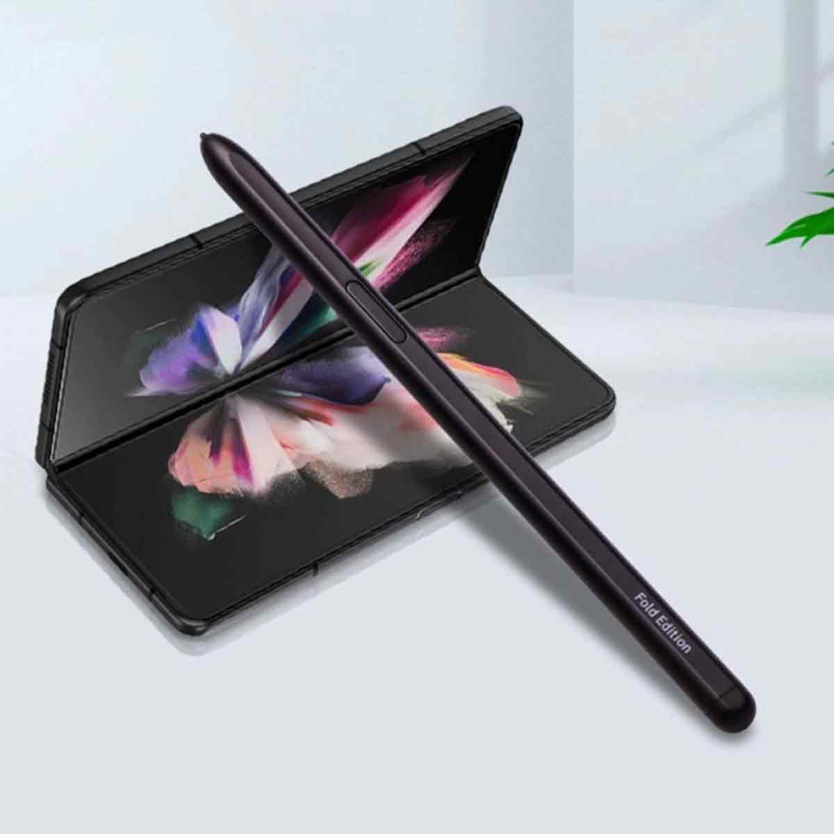 Ein schwarzer Stift liegt auf einem aufgeklappten, faltbaren Smartphone mit bunten Bildern.