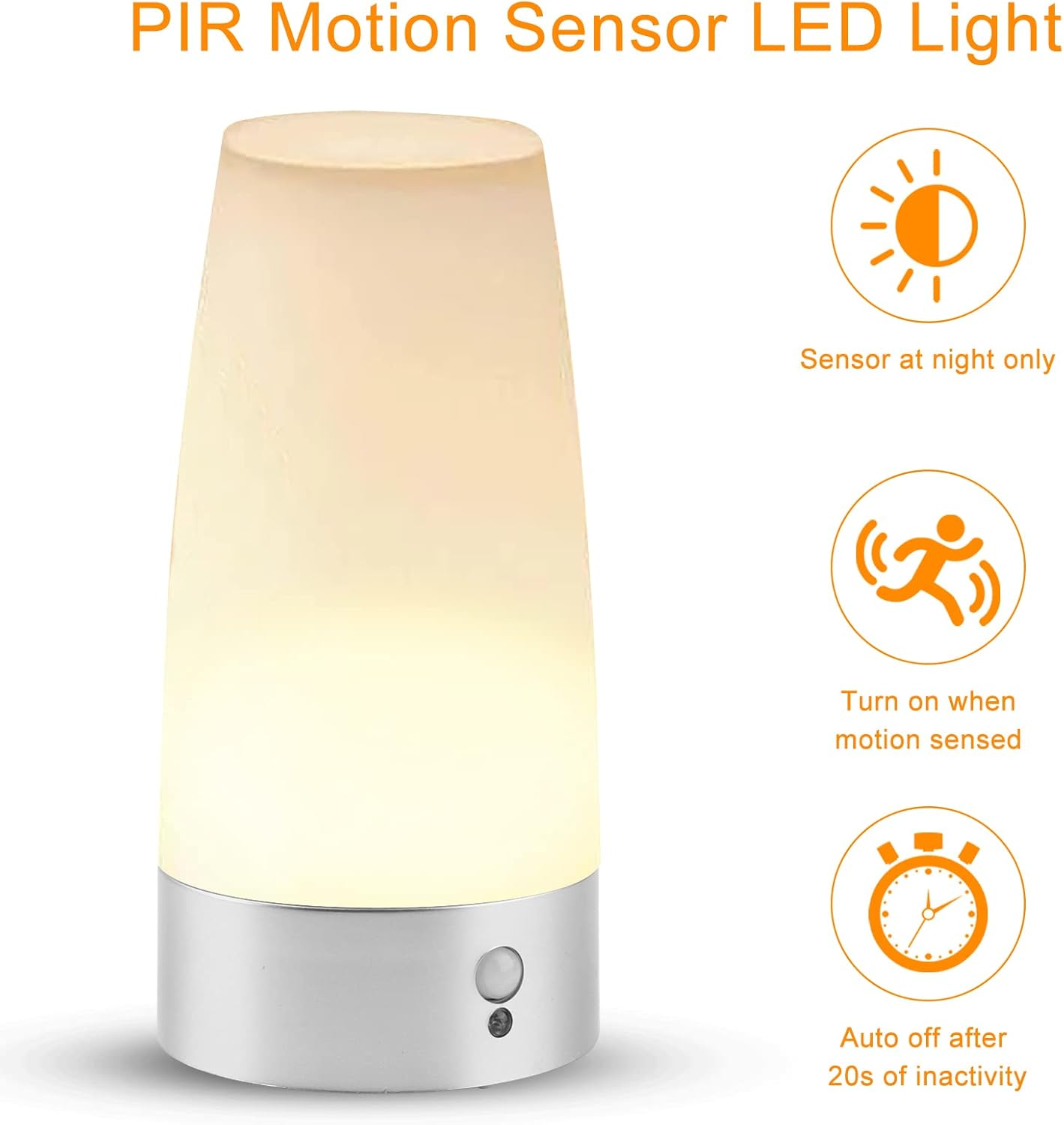 Eine weiße zylindrische LED-Leuchte mit silbernem Sockel wird gezeigt. Symbole zeigen Sensor bei Nacht, Bewegungserkennung und automatische Abschaltung.