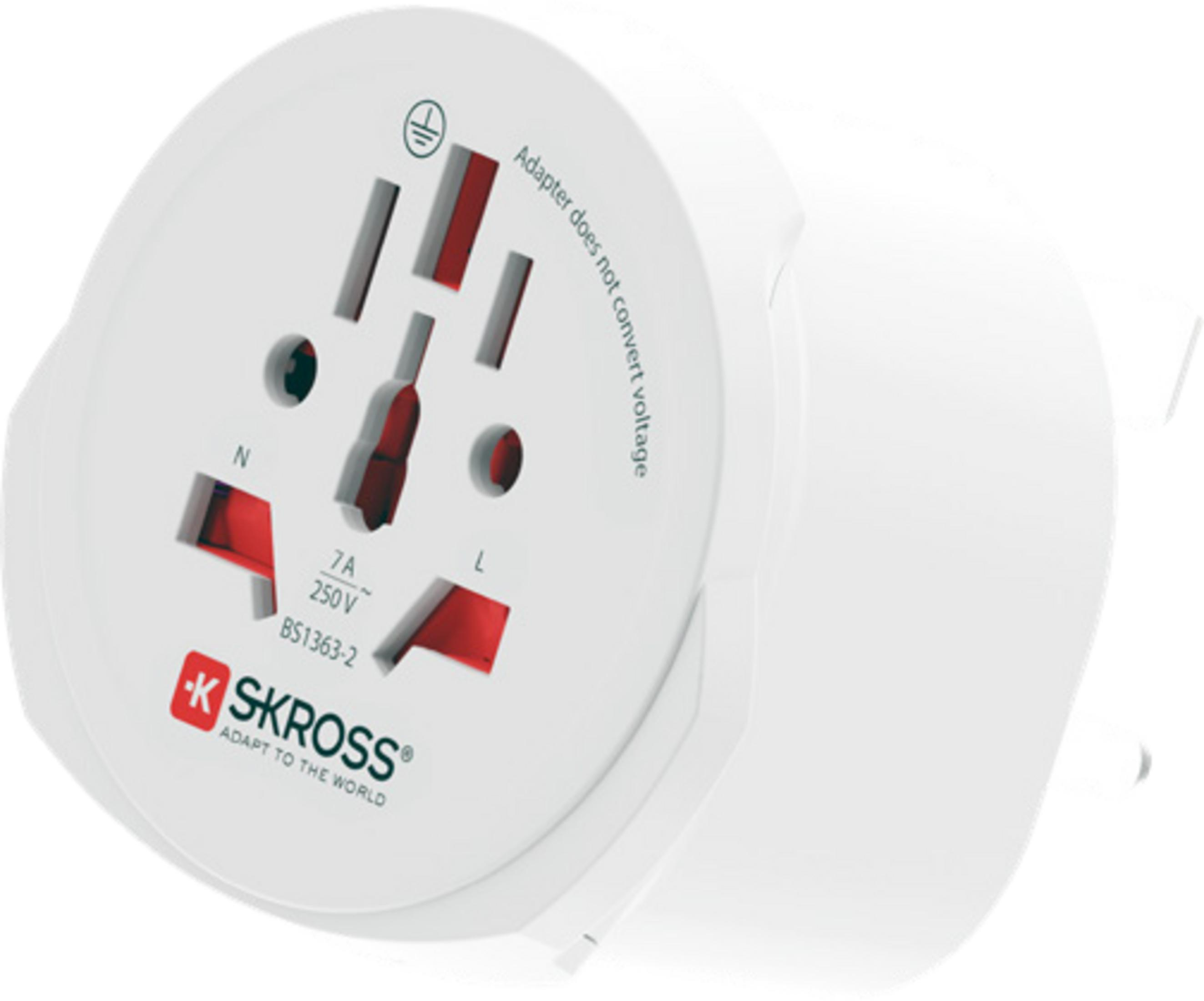 Ein weißer Universaladapter von SKROSS mit mehreren Steckplätzen und roten Akzenten.