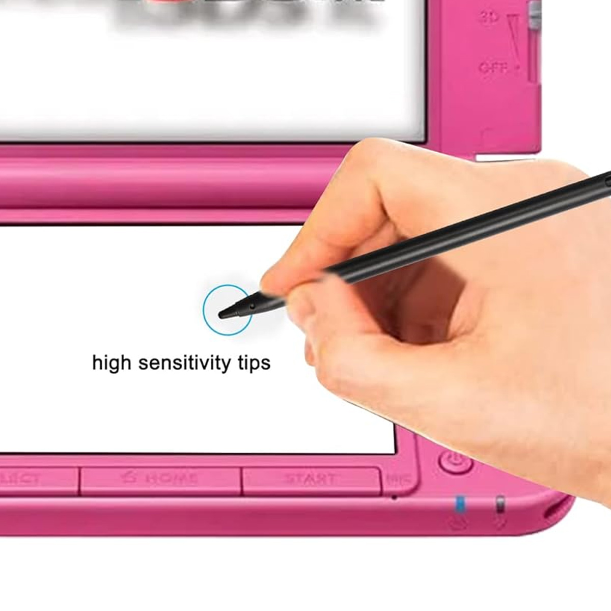 Eine Hand hält einen schwarzen Stylus über einem rosa Nintendo 3DS.