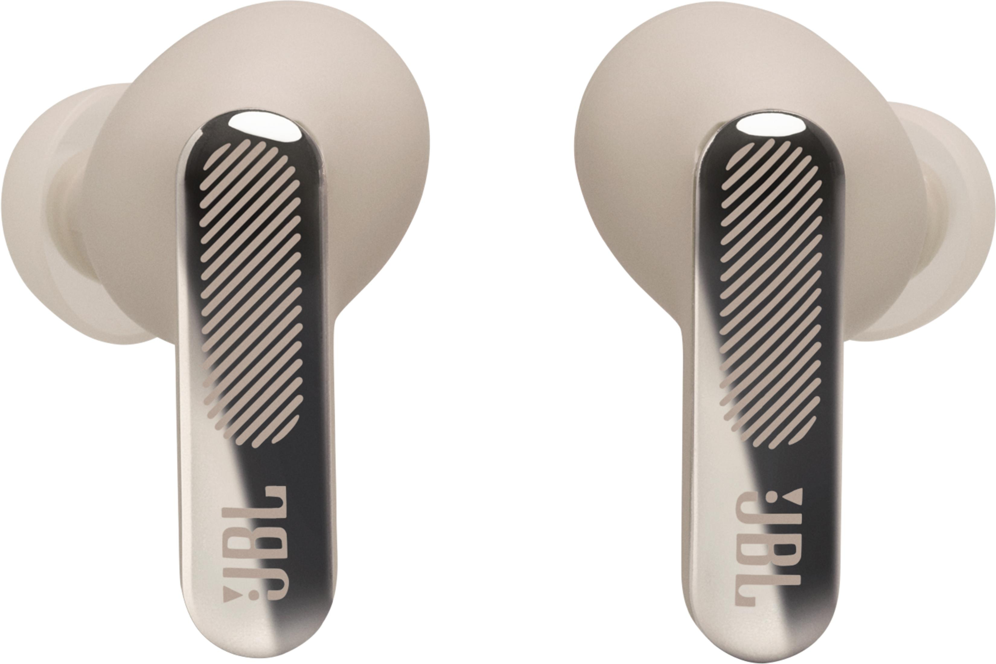 Zwei beige JBL-Ohrhörer mit silbernen Akzenten und Streifenmuster.