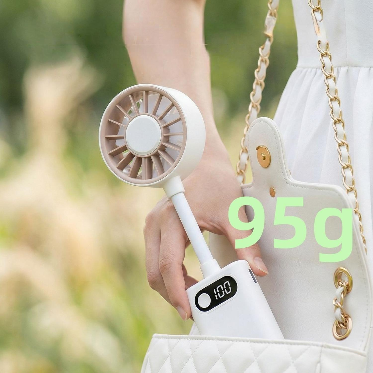 Person hält einen weißen Halsventilator mit digitaler Anzeige in einer weißen Tasche.