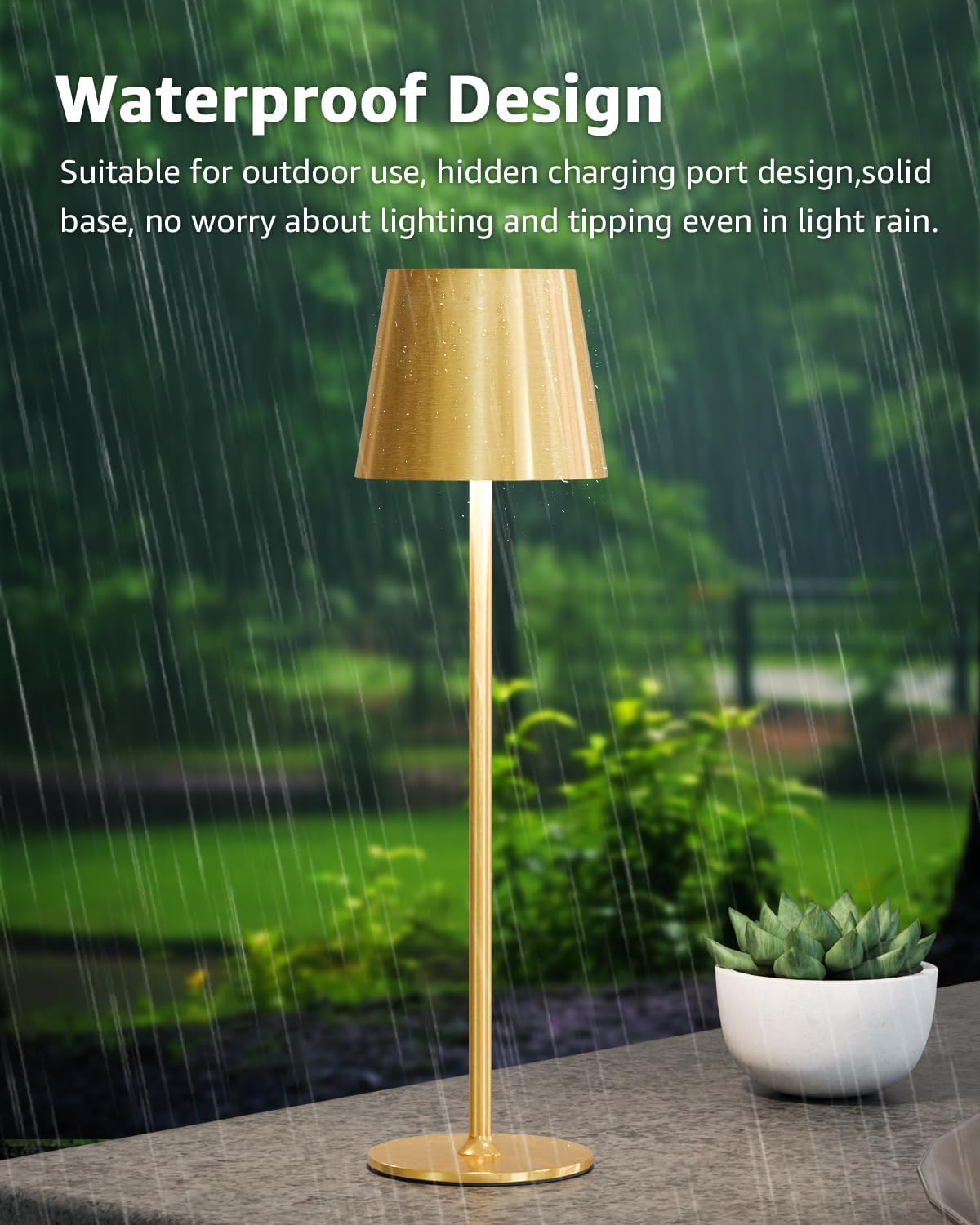 Goldene Lampe mit Lampenschirm und Wassereffekt im Regen. Draußen aufgestellt.