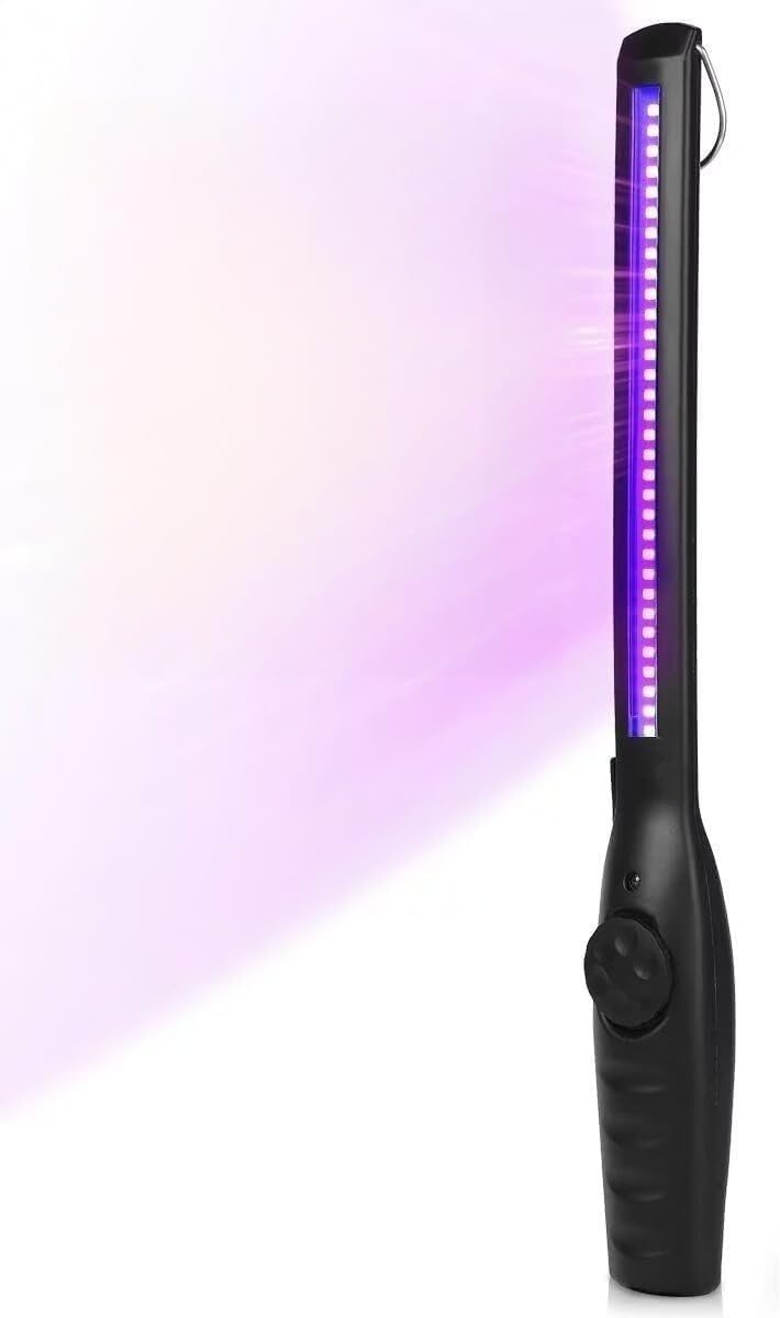 Schwarzer Stab mit violetten LEDs, der auf weißem Hintergrund Licht abgibt.