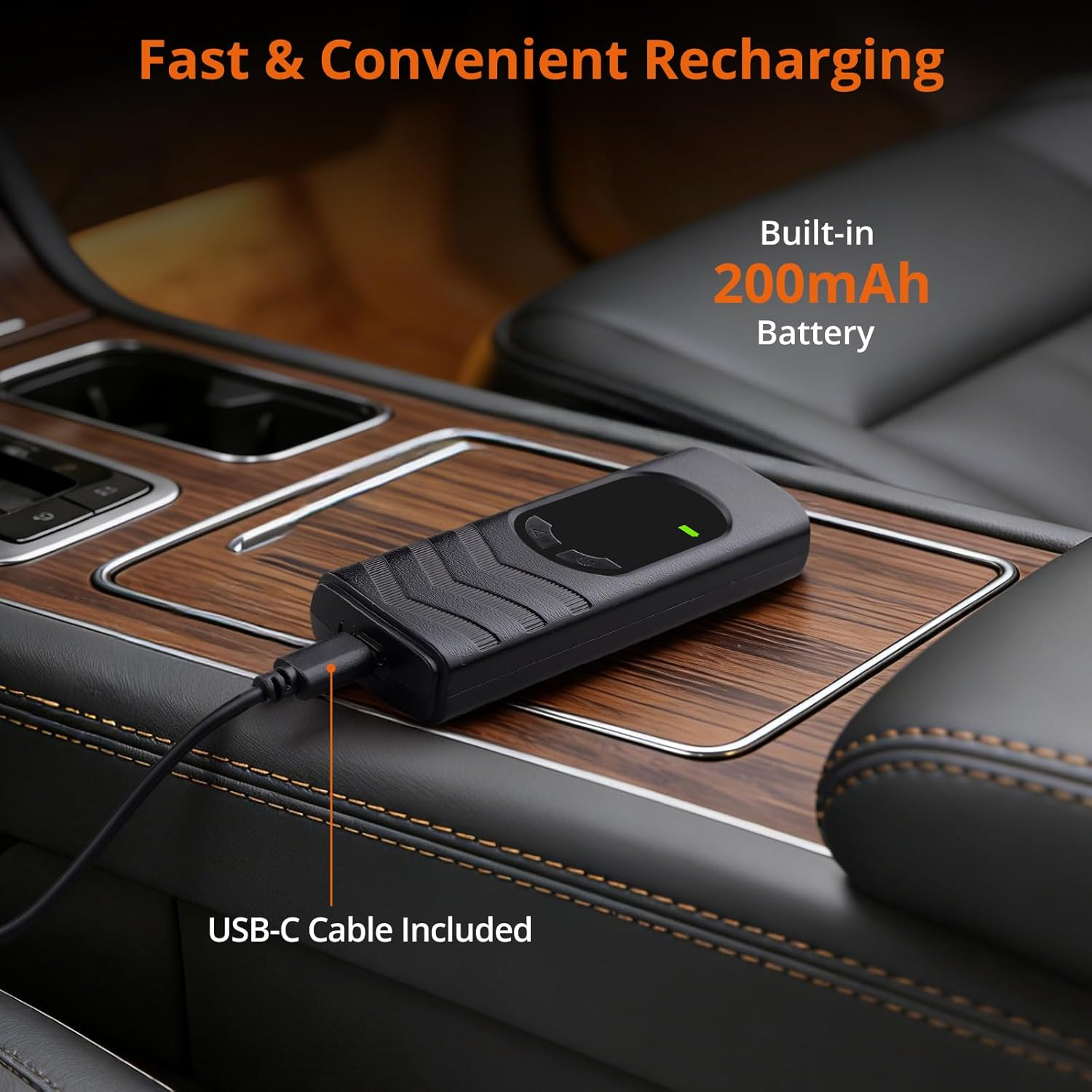 Schwarzes Gerät mit USB-C-Kabel in einem Auto mit Holzverkleidung.