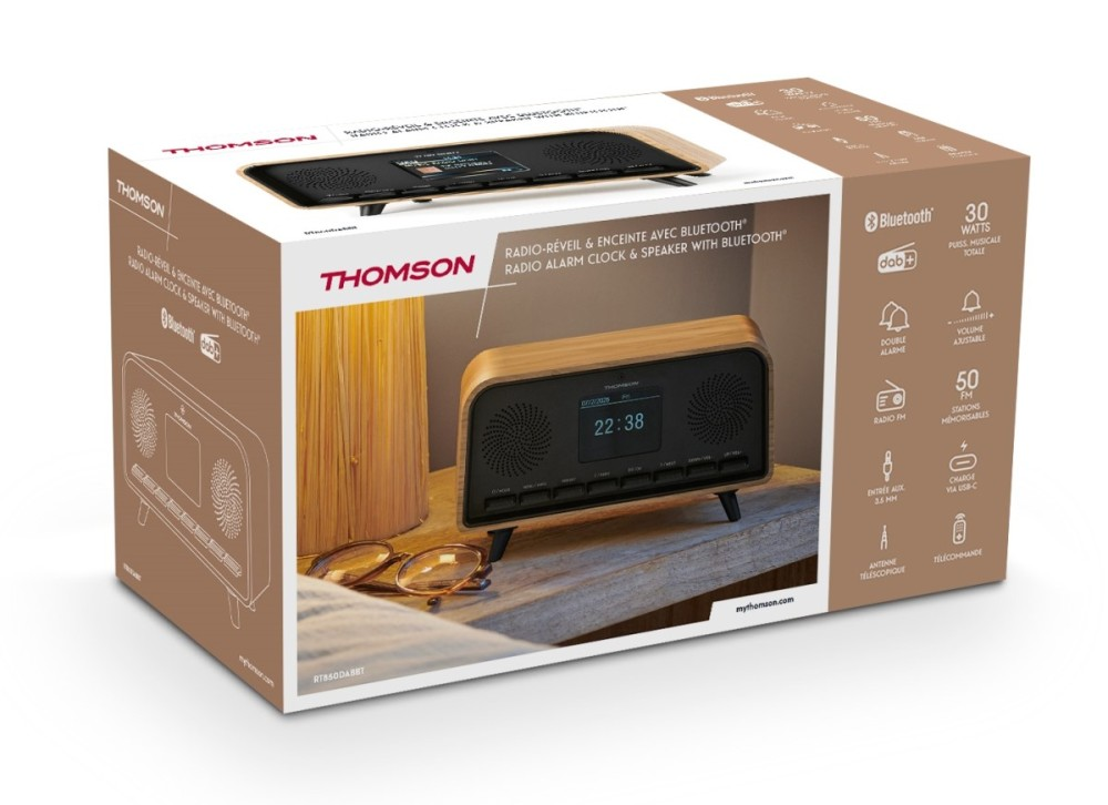 Radio sveglia Thomson con Bluetooth, finitura in legno, su un comodino.