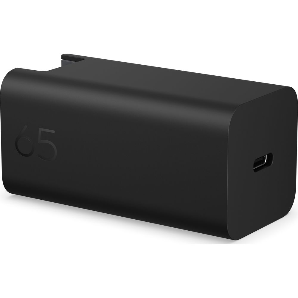 Schwarzer USB-C-Ladestecker mit der Zahl 65 auf der Seite.