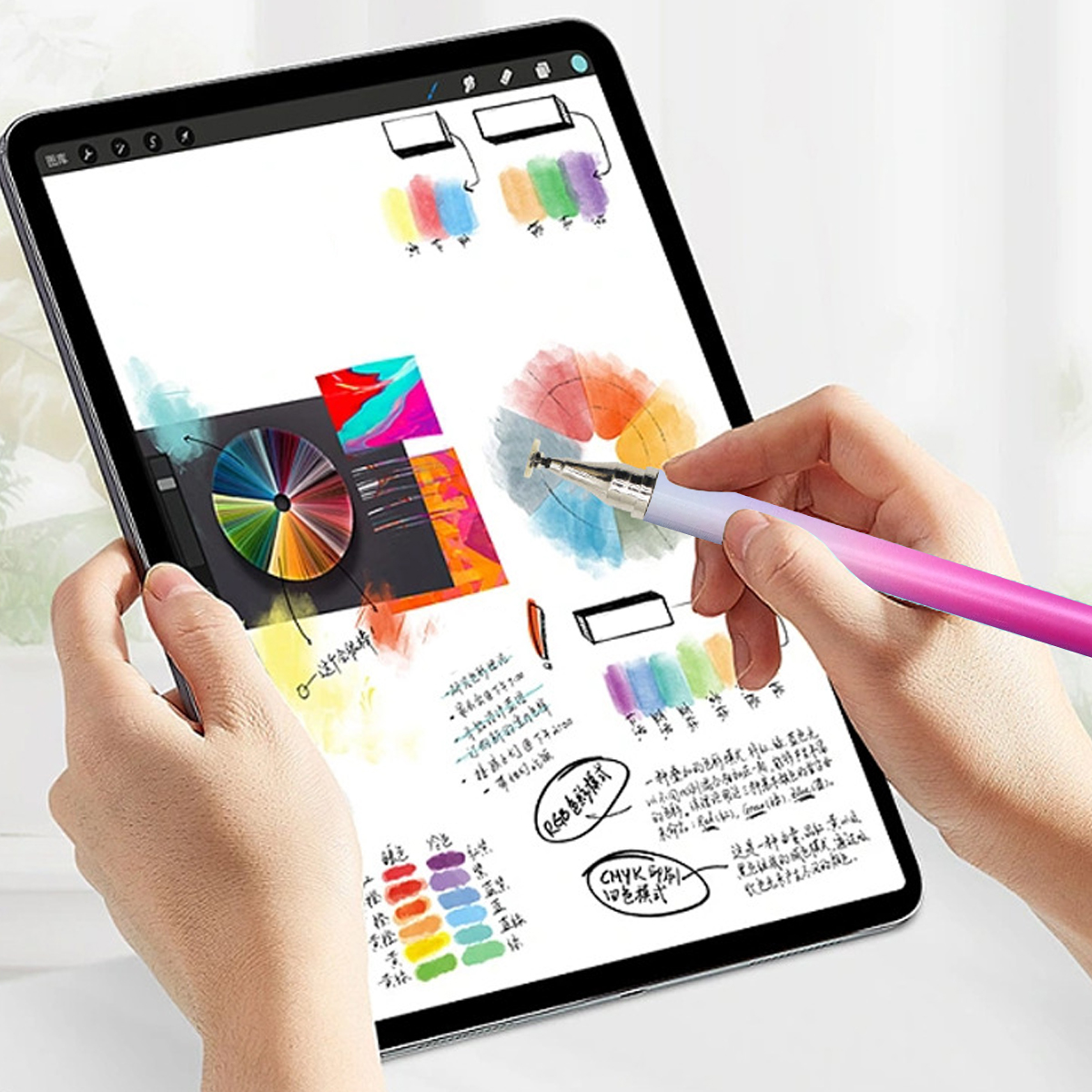 Hände halten Tablet mit Stift, zeigt Farbkreisdiagramme und Notizen.