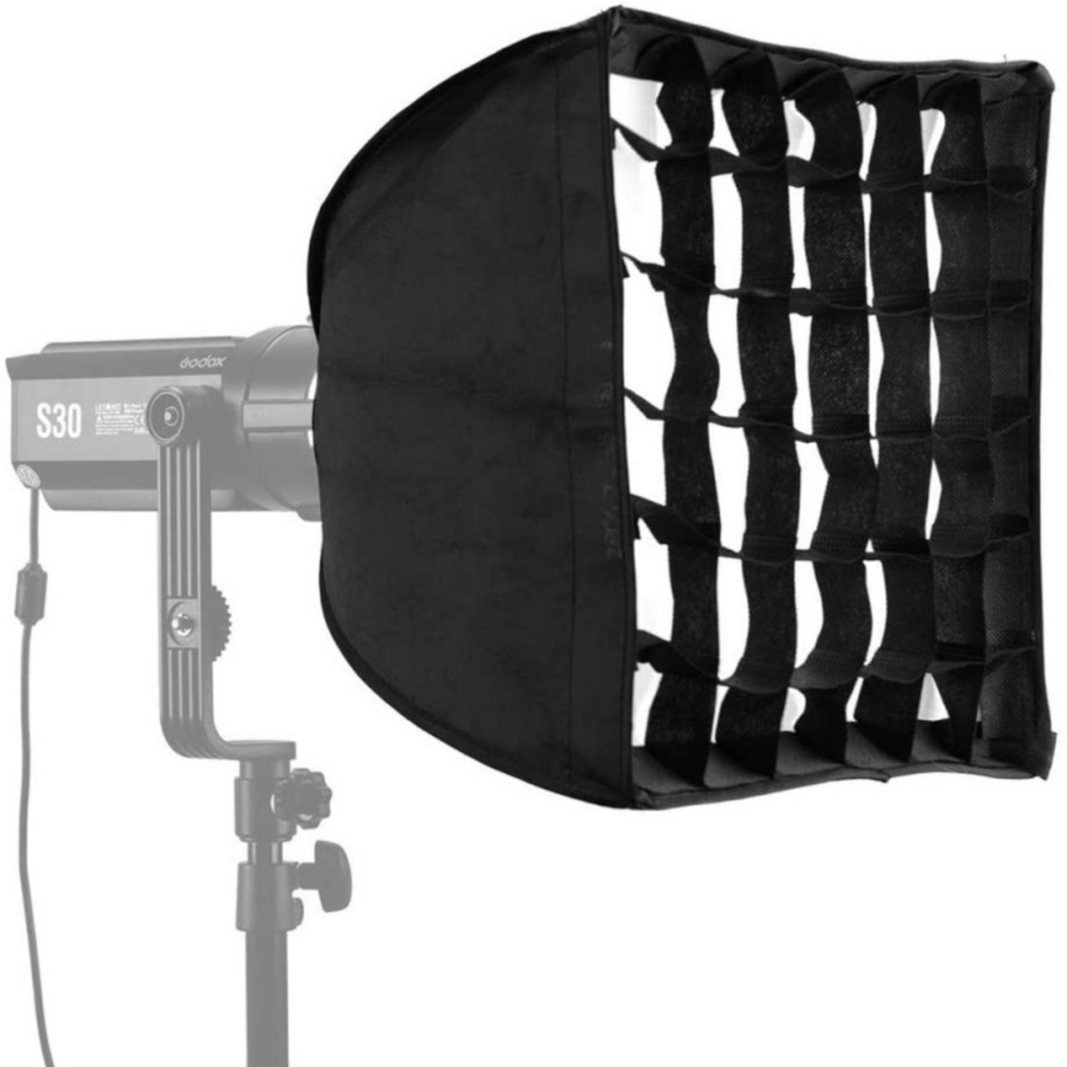 Ein Godox S30 Blitz mit Wabe und Halterung auf weißem Hintergrund.