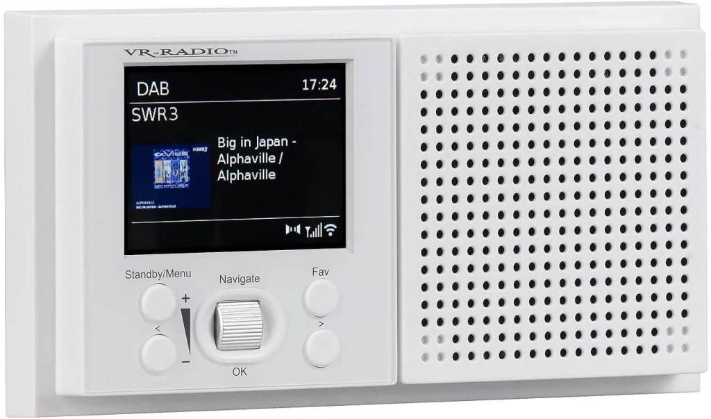 Weißes VR-RADIO DAB-Radio zeigt Songtitel 'Big in Japan' und Uhrzeit 17:24 an.