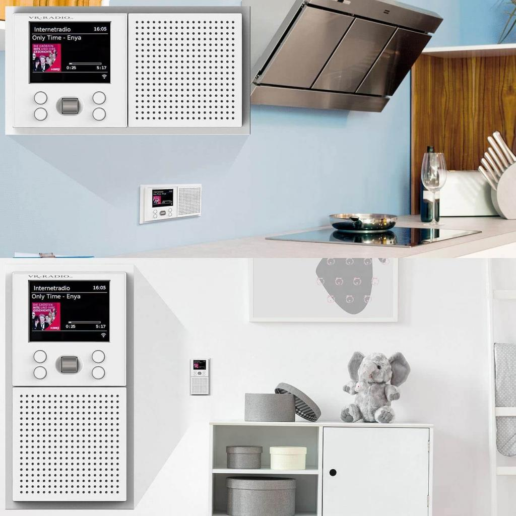 Ein weißes Internetradio mit Display und Lautsprecher auf einem Regal.