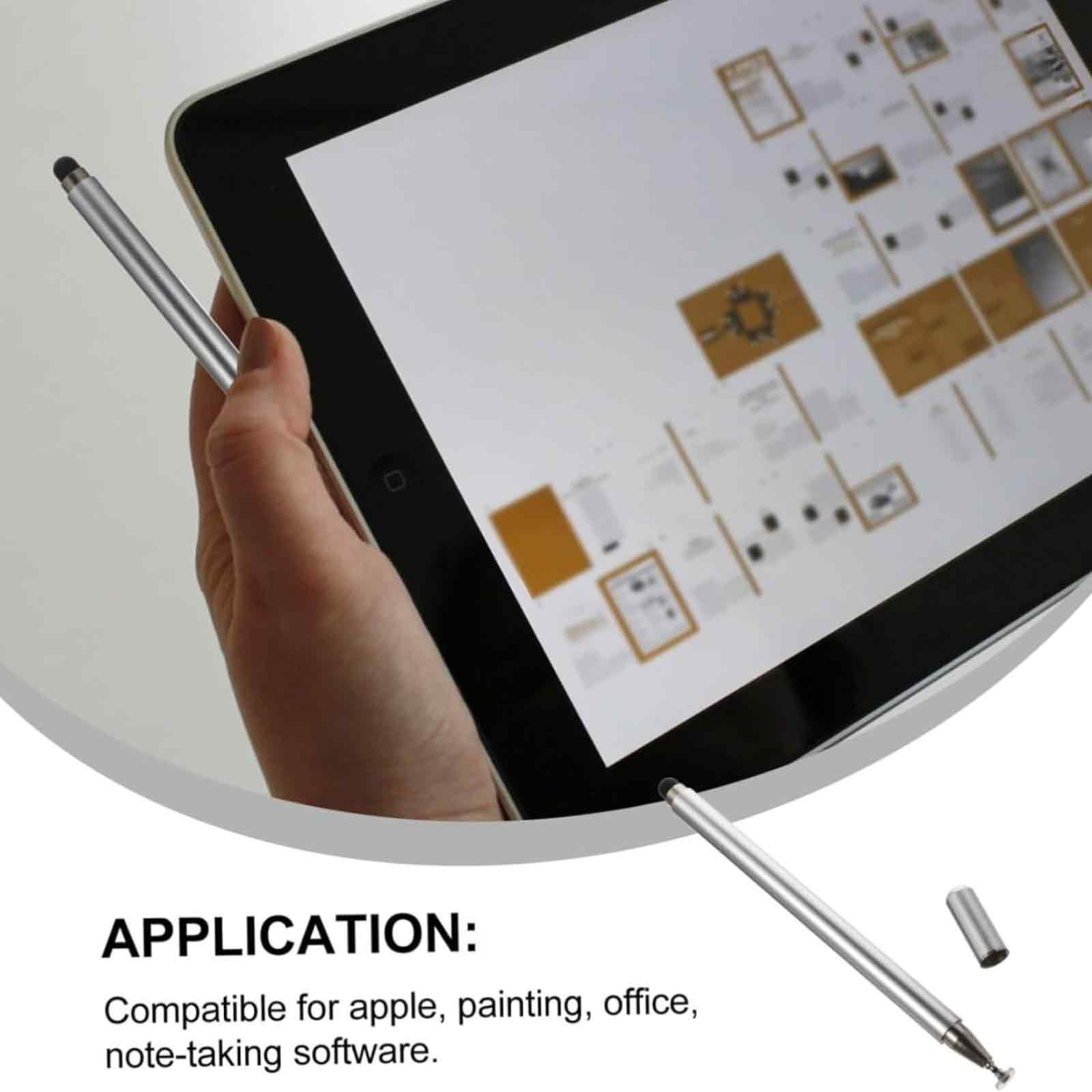 Eine Hand hält einen silbernen Stylus vor einem Tablet mit einer Benutzeroberfläche.