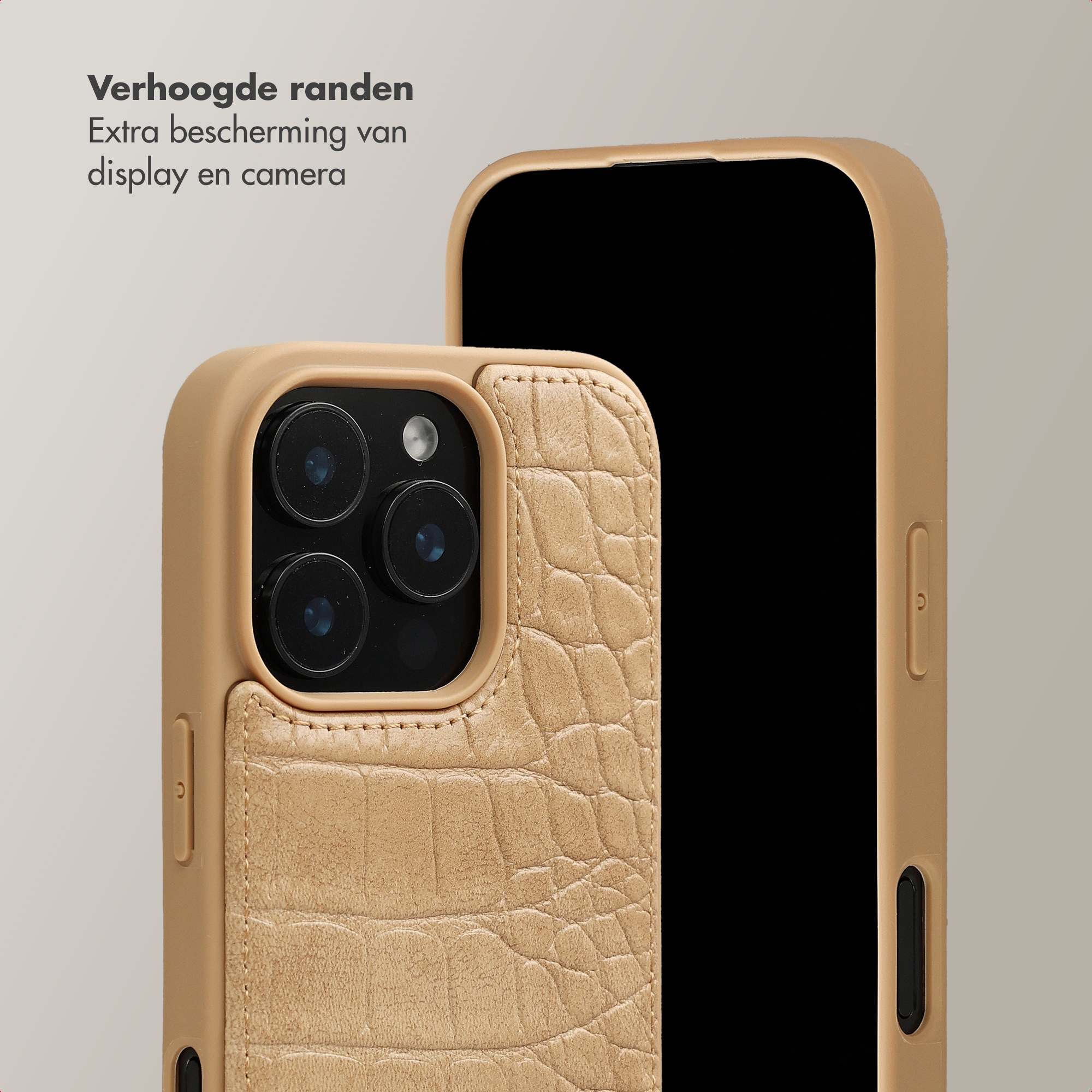 Une coque de téléphone beige texturée façon croco montre les objectifs de l'appareil photo et le côté d'un smartphone noir.