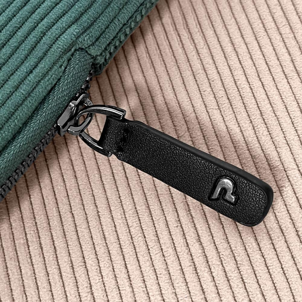 Tessuto in velluto a coste verde con cerniera e tirante in pelle nera con logo.