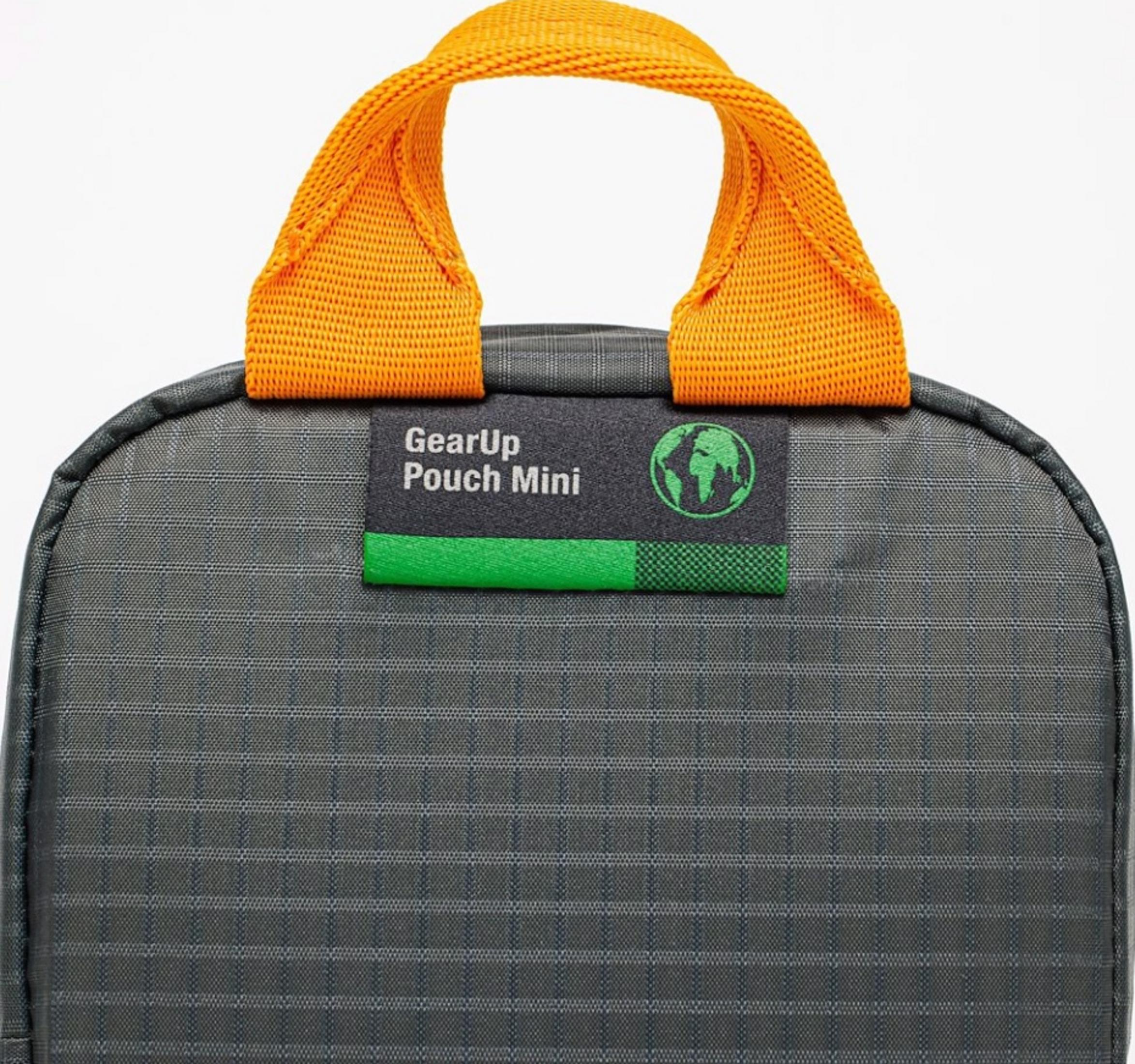 Graue Tasche mit orangefarbenem Griff und einem Etikett mit der Aufschrift "GearUp Pouch Mini".