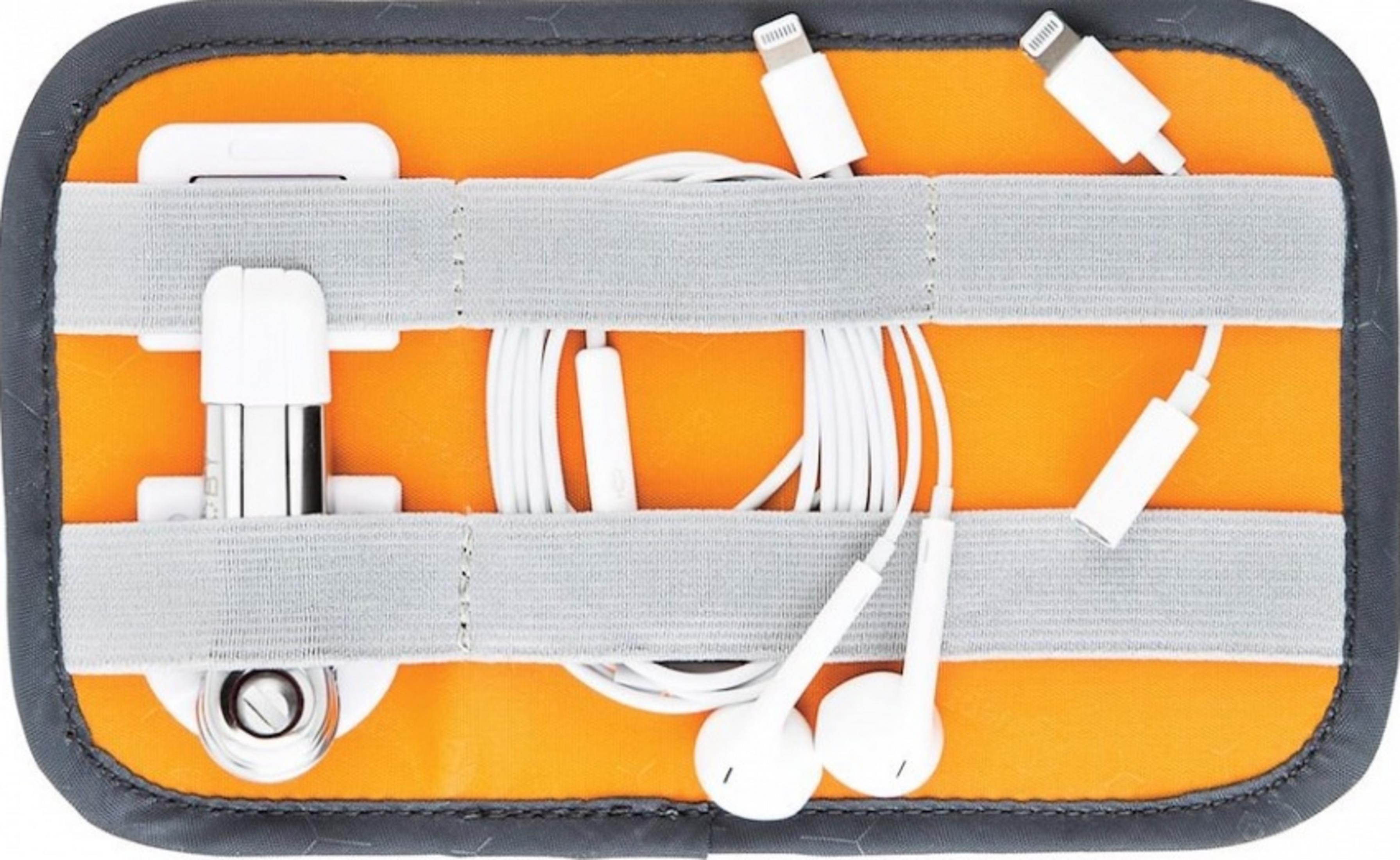 Ein orangefarbener Organizer mit weißen Kabeln und Ohrhörern, gehalten von grauen Bändern.