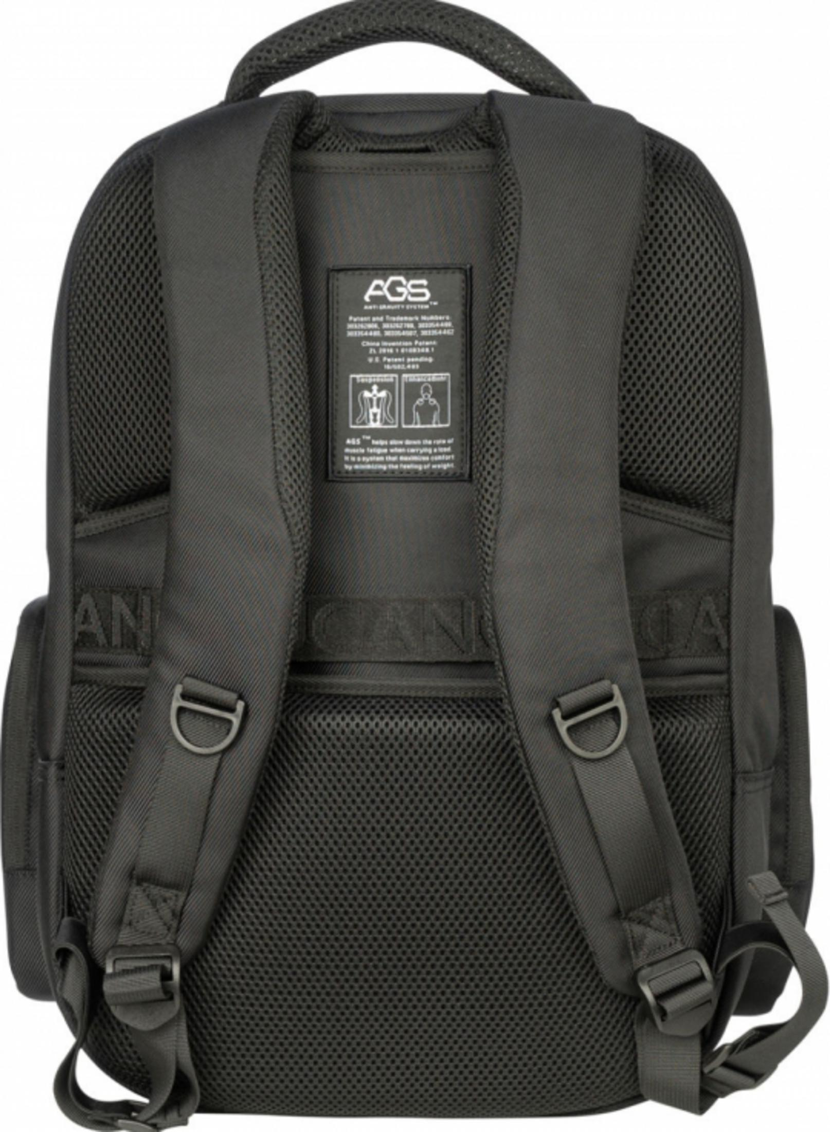 Rückseite eines schwarzen Rucksacks mit gepolsterten Trägern und Netzrücken.