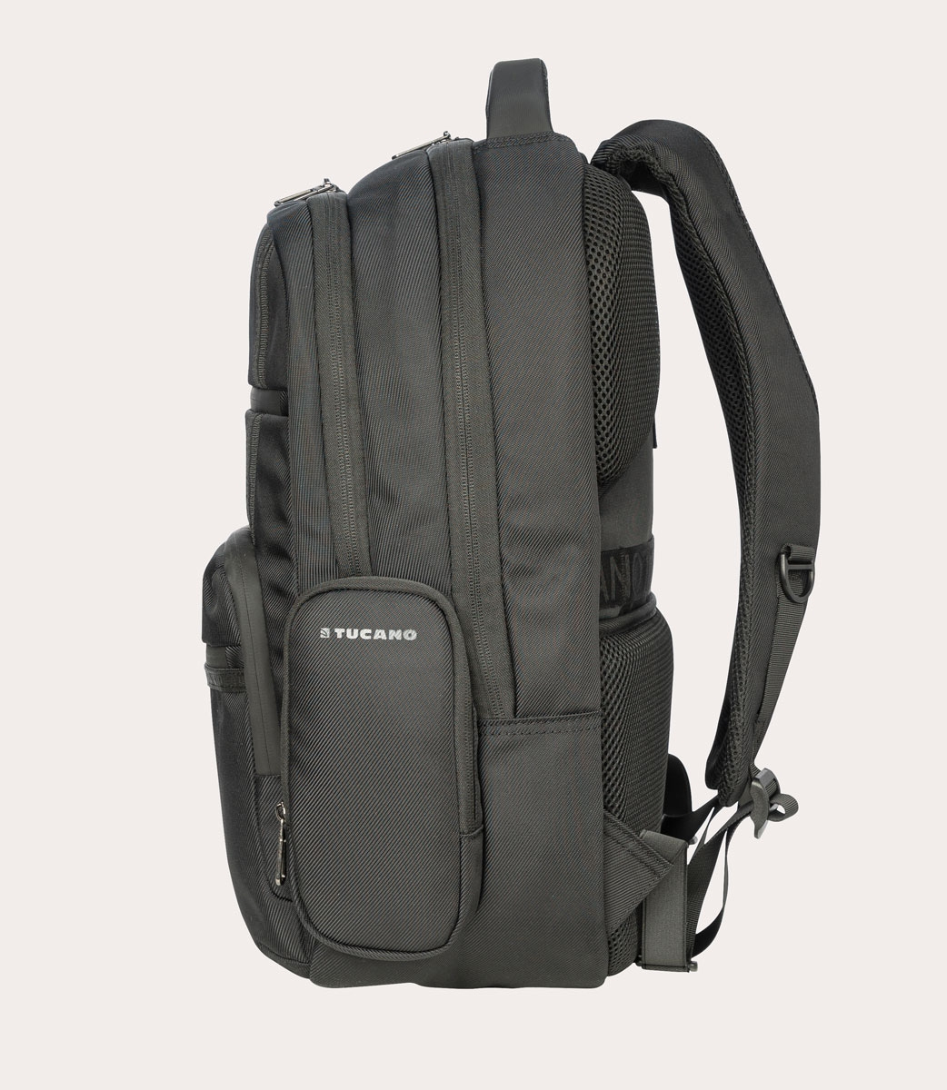 Schwarzer Rucksack mit vielen Taschen und gepolsterten Gurten auf hellem Hintergrund.