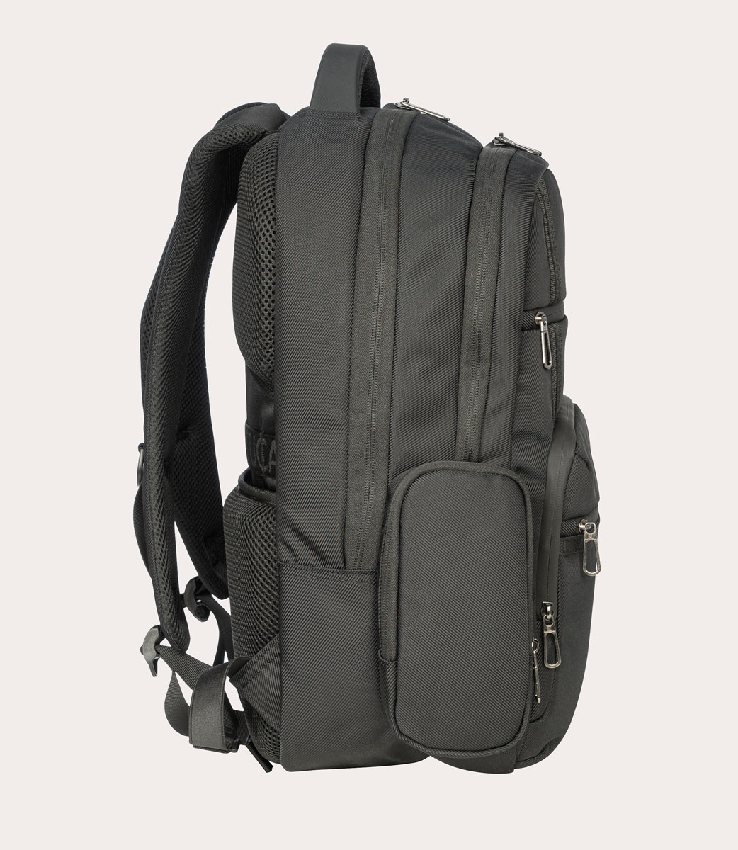 Ein schwarzer Rucksack mit mehreren Fächern und Reißverschlüssen, von der Seite gesehen.