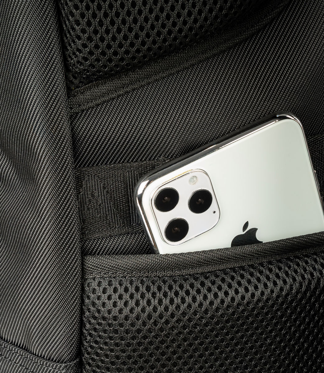 Ein silbernes Smartphone steckt in einer schwarzen Tasche mit Netzmaterial.