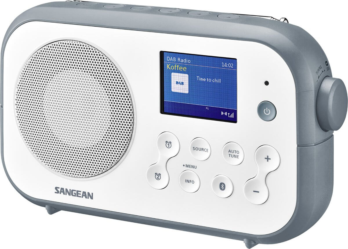 Una radio DAB Sangean con altoparlante, schermo, pulsanti e manopola di sintonia.